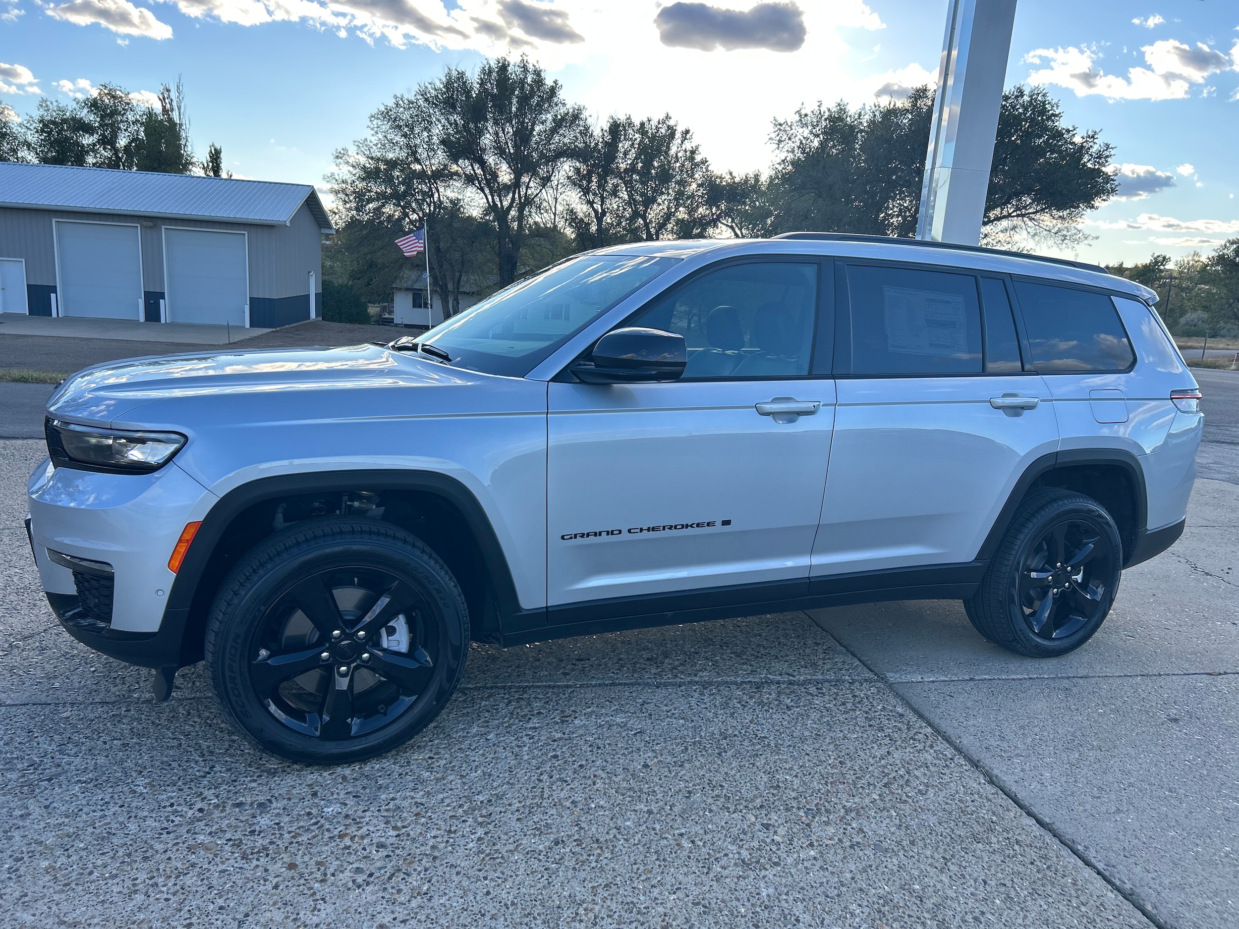 2025 Jeep Grand Cherokee L LIMITED 4X4 - Silver Zynith Paint exterior view 3