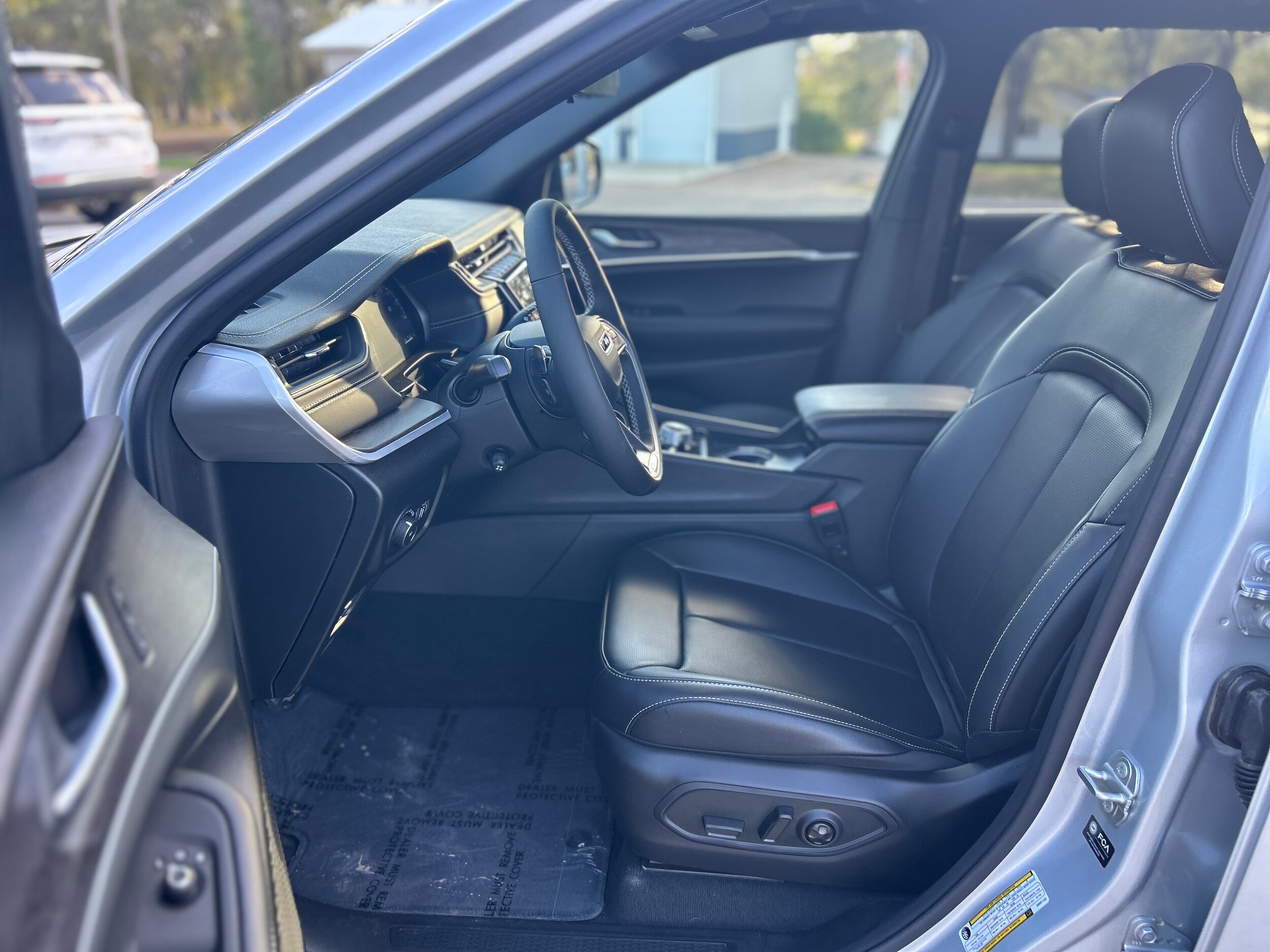 2025 Jeep Grand Cherokee L LIMITED 4X4 - Silver Zynith Paint exterior view 7