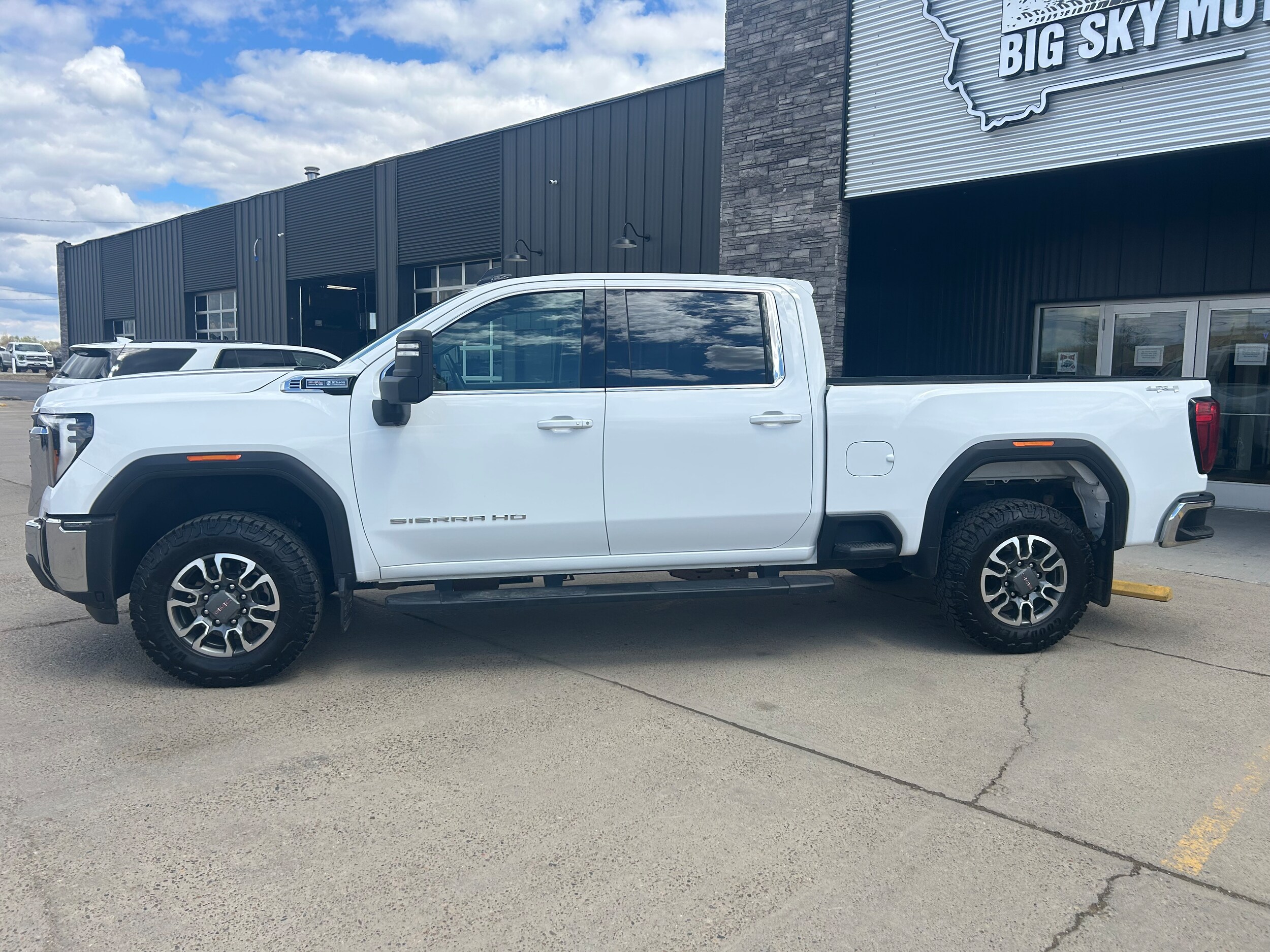 2024 GMC Sierra 2500HD SLE - White exterior view 3