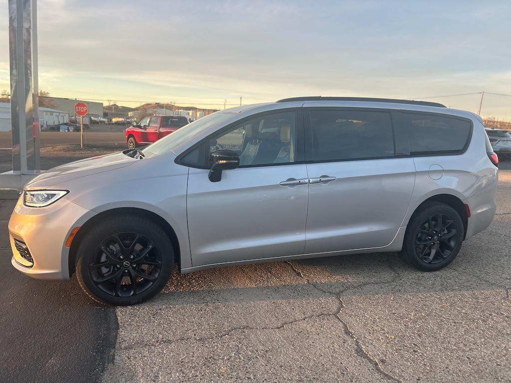 New 2026 Chrysler Pacifica LIMITED AWD Passenger Van