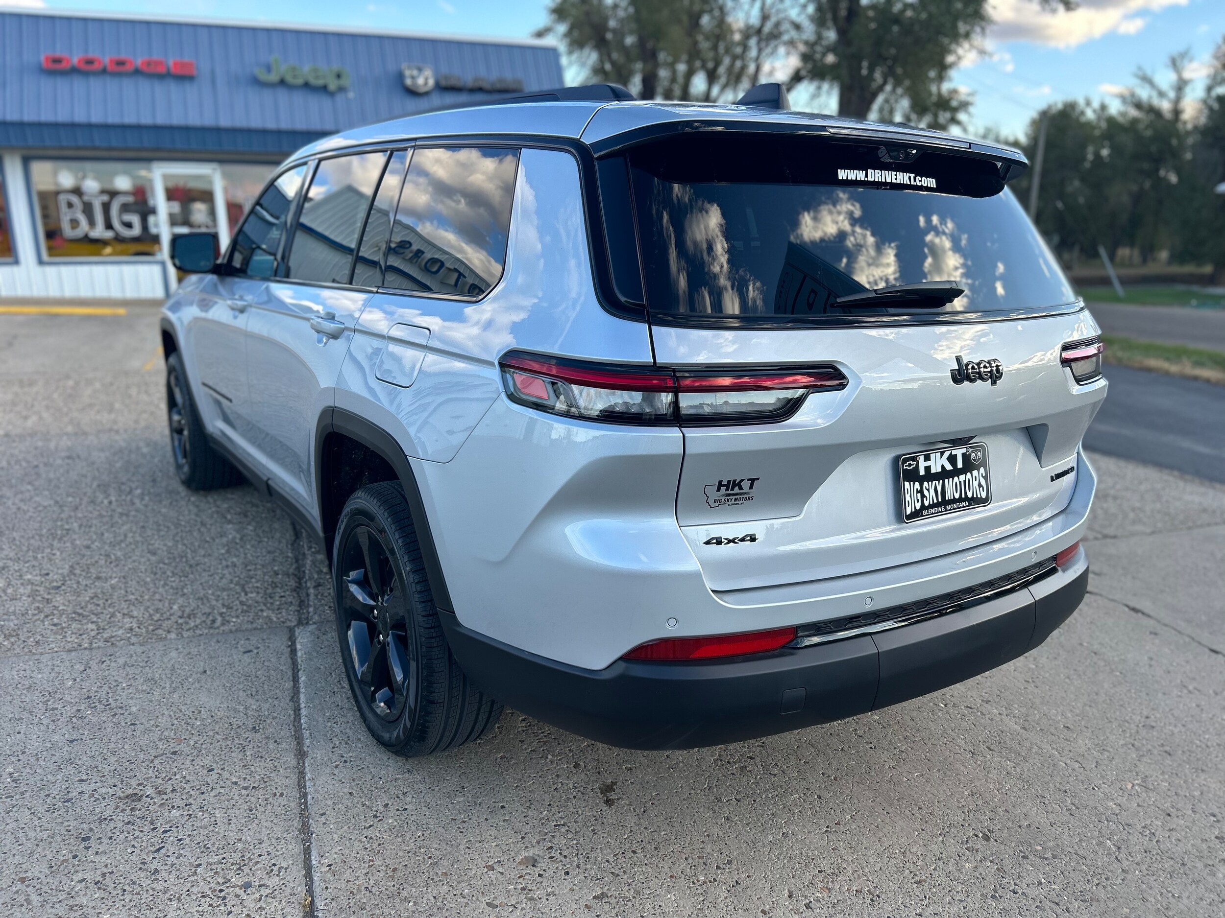 2025 Jeep Grand Cherokee L LIMITED 4X4 - Silver Zynith Paint exterior view 6