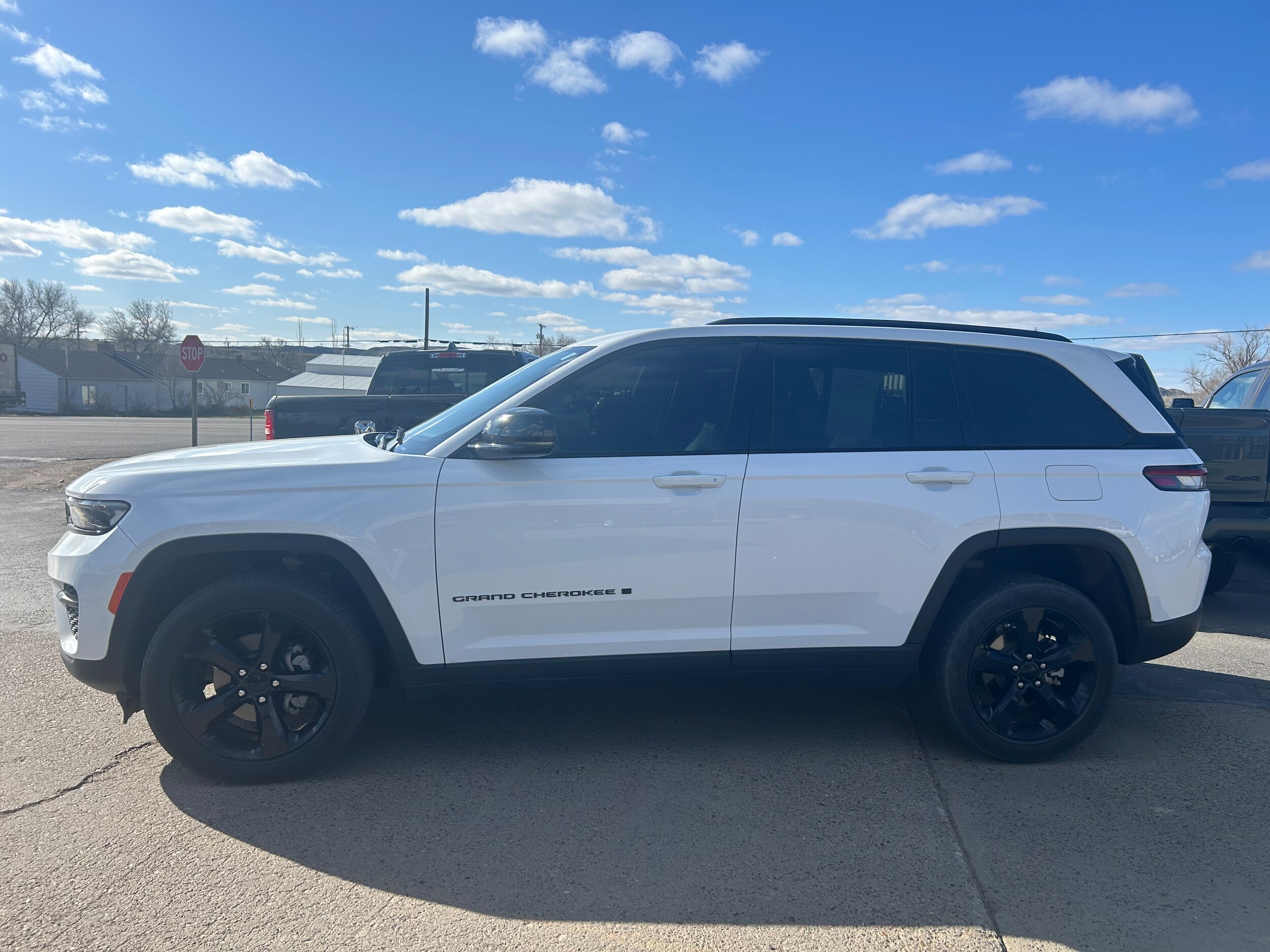 2022 Jeep Grand Cherokee Altitude - Bright White Clearcoat exterior view 3