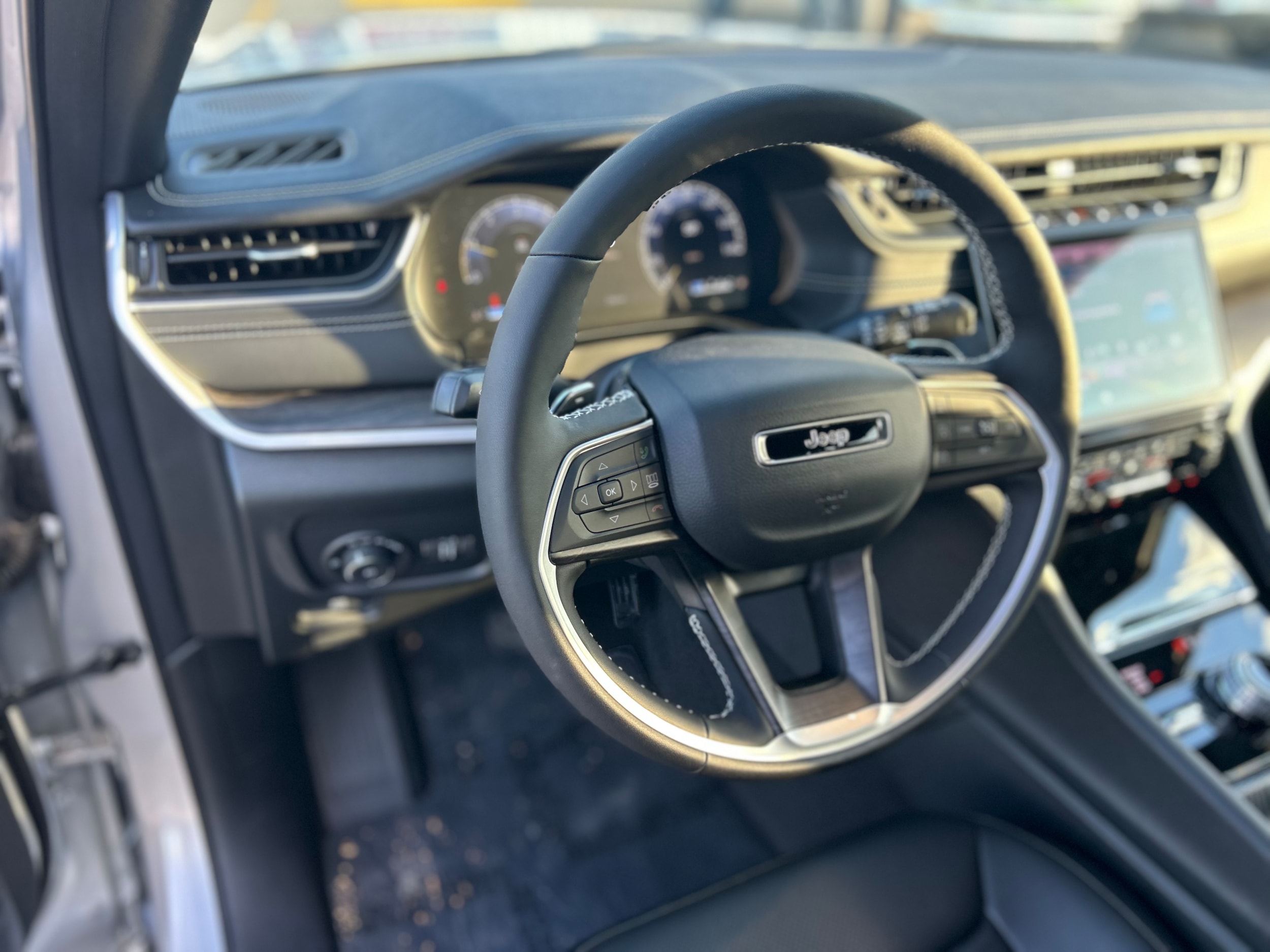 2025 Jeep Grand Cherokee L LIMITED 4X4 - Silver Zynith Paint exterior view 12