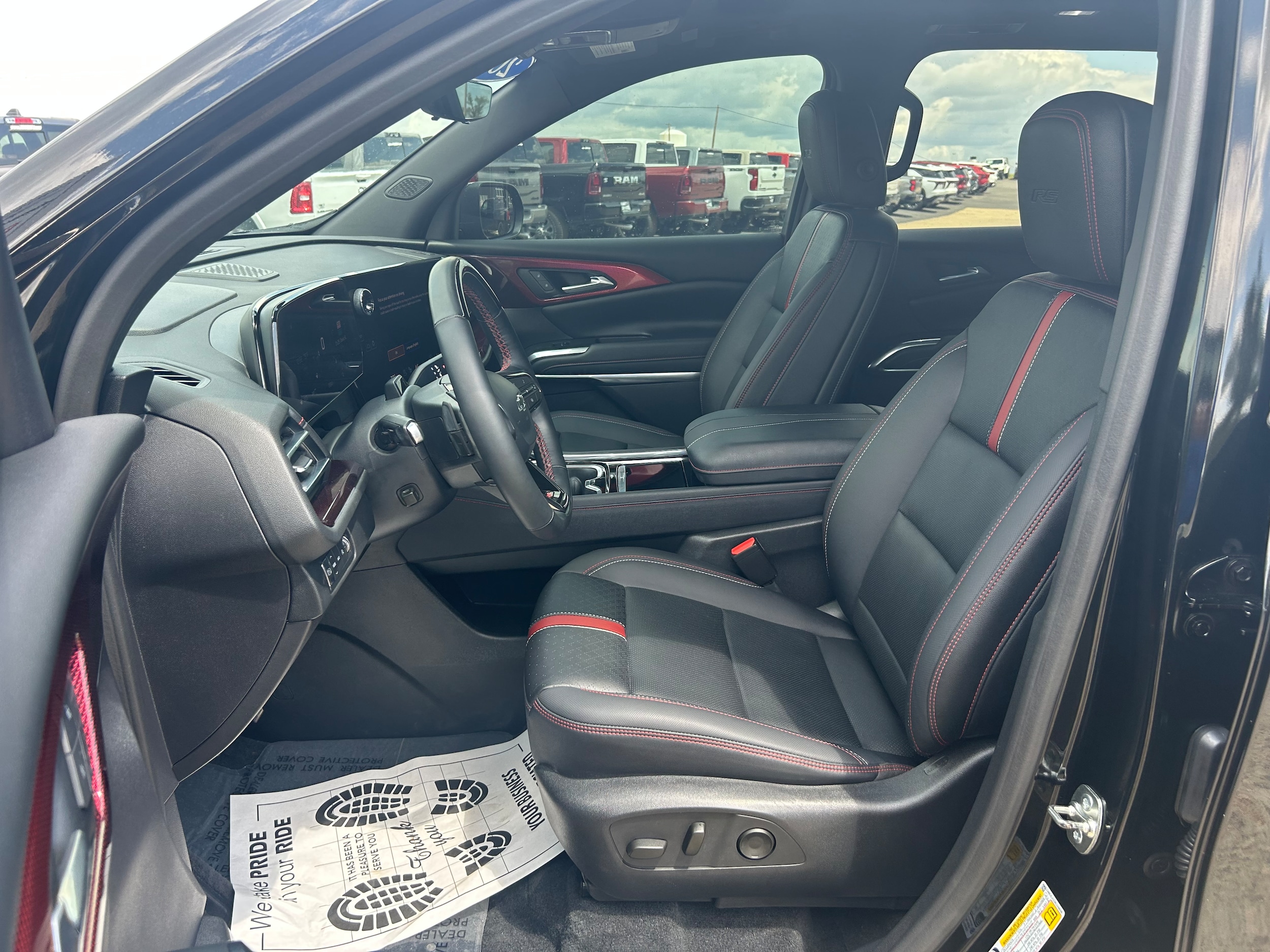 2024 Chevrolet Traverse AWD RS - Black exterior view 6