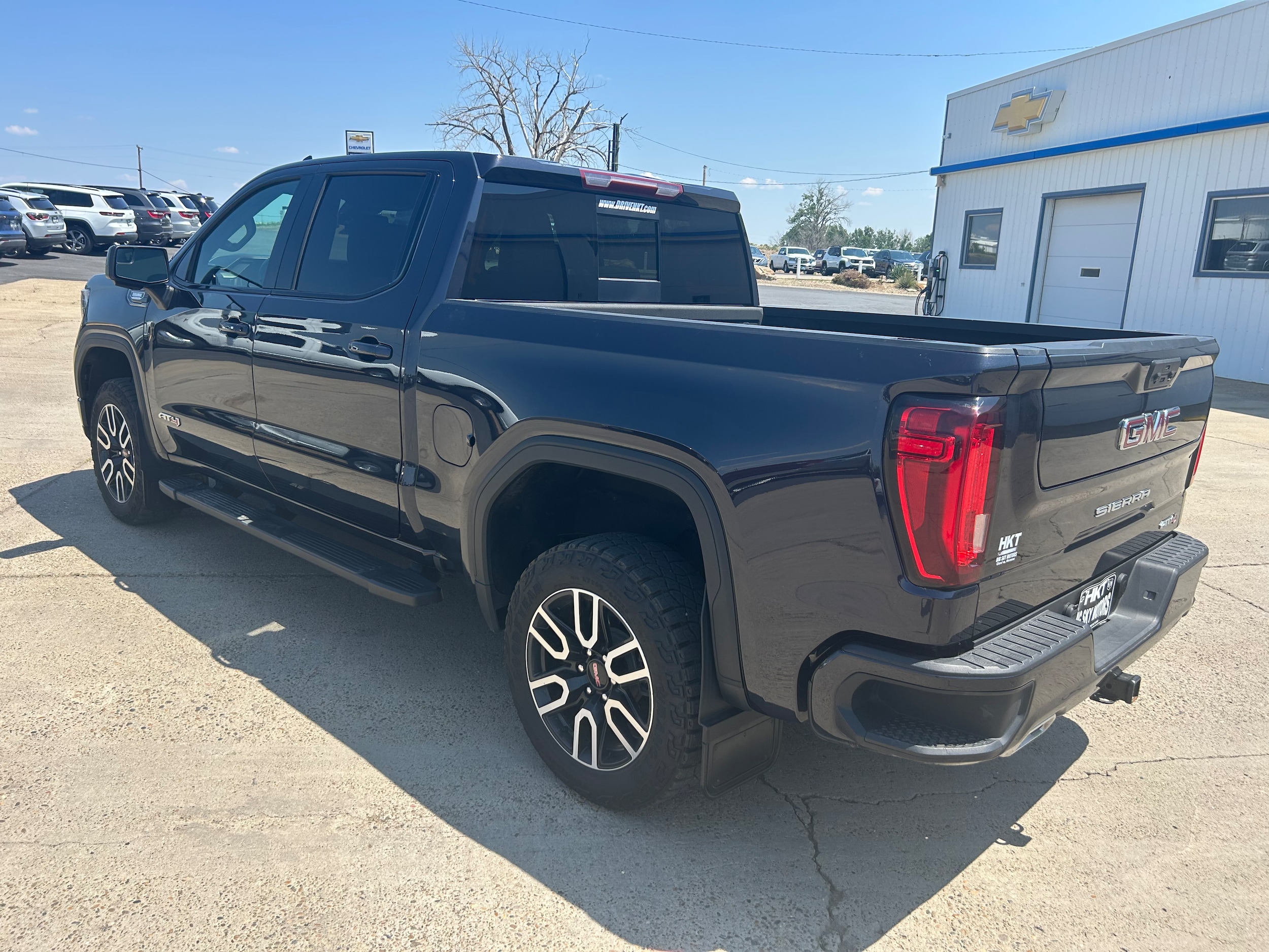 2022 GMC Sierra 1500 AT4 - Black exterior view 5