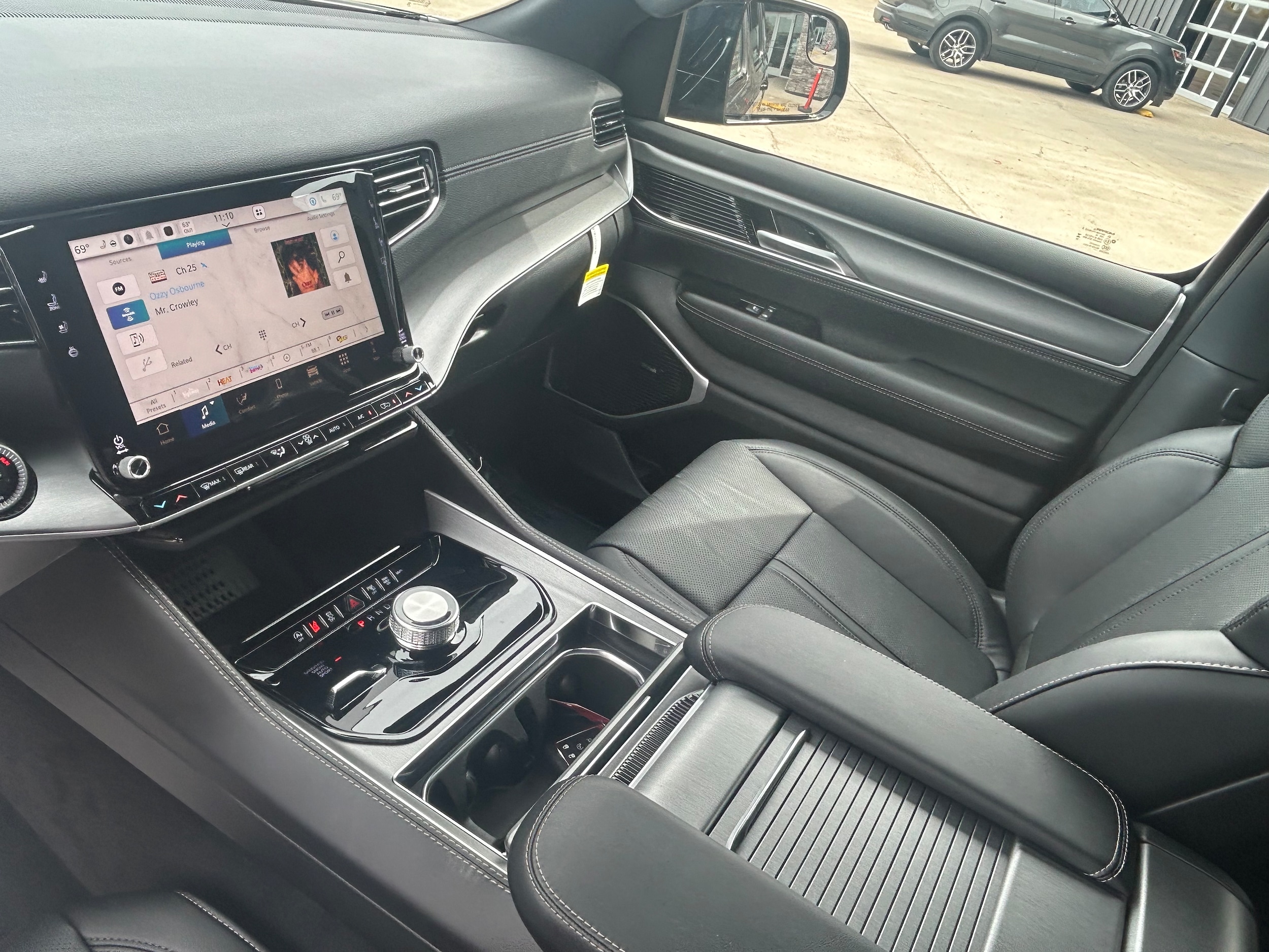 2026 Jeep Grand Wagoneer L LIMITED ALTITUDE 4X4 - High Gloss Black exterior view 14