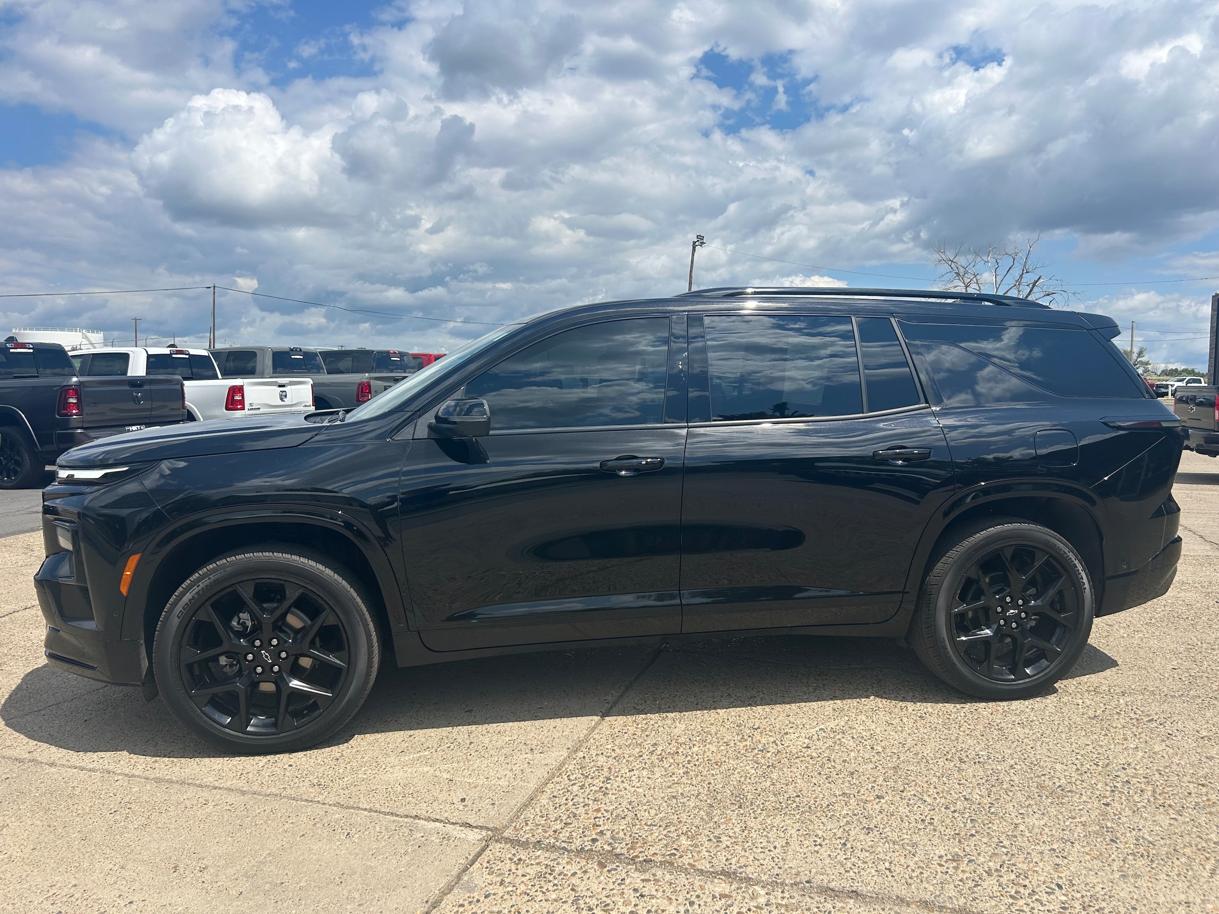 2024 Chevrolet Traverse AWD RS - Black exterior view 3
