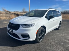 2026 Chrysler Pacifica LIMITED AWD Passenger Van