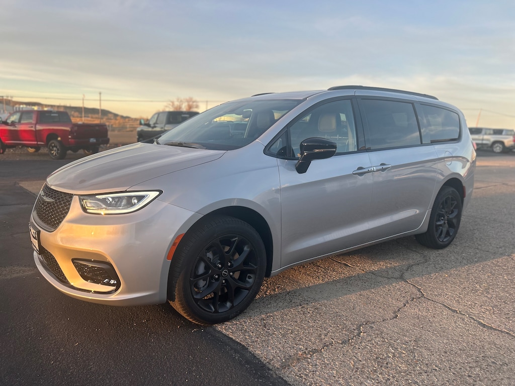New 2026 Chrysler Pacifica LIMITED AWD Passenger Van