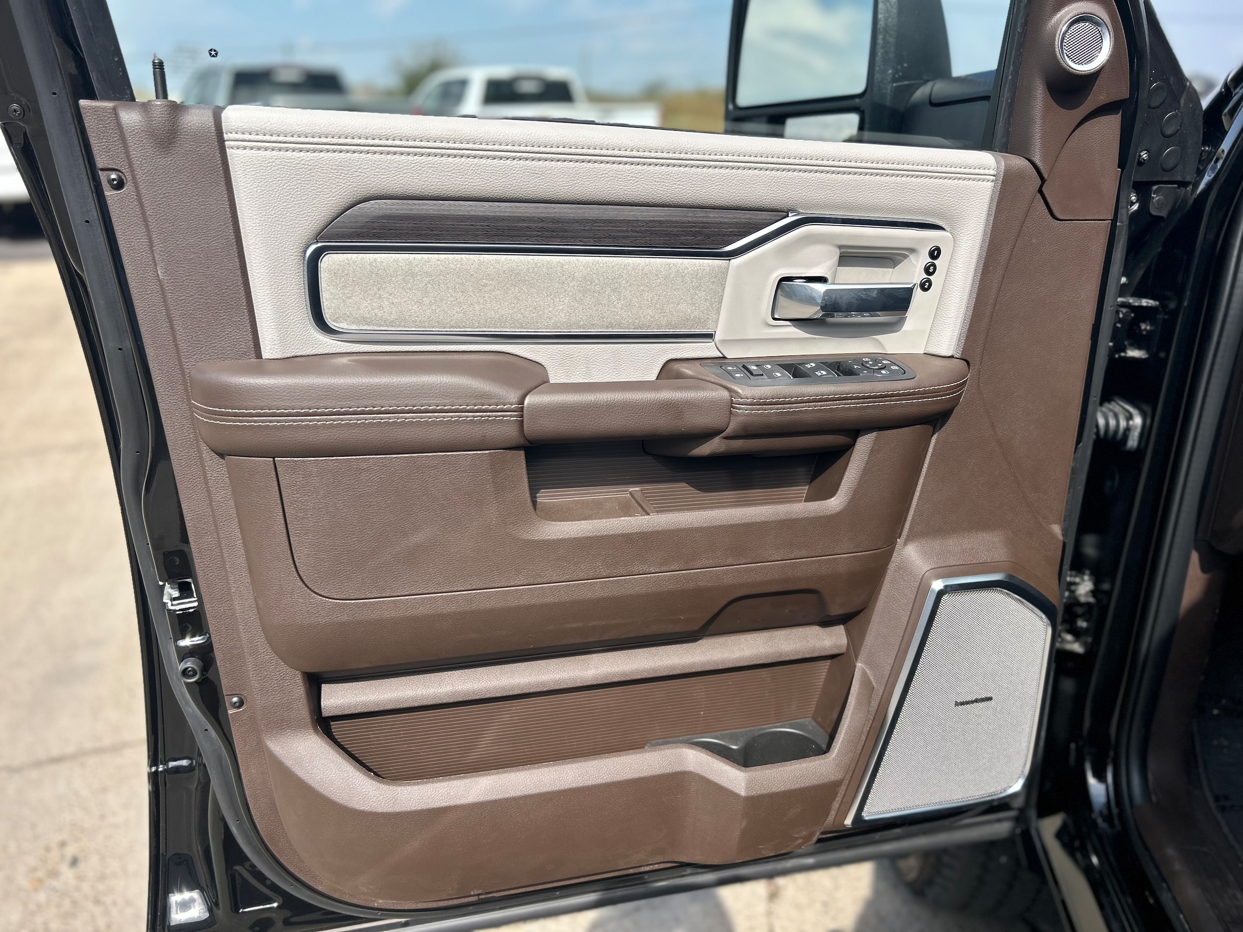 2026 Ram 2500 LARAMIE MEGA CAB 4X4 6'4 BOX - Diamond Black Crystal Pearl-Coat  Paint exterior view 7