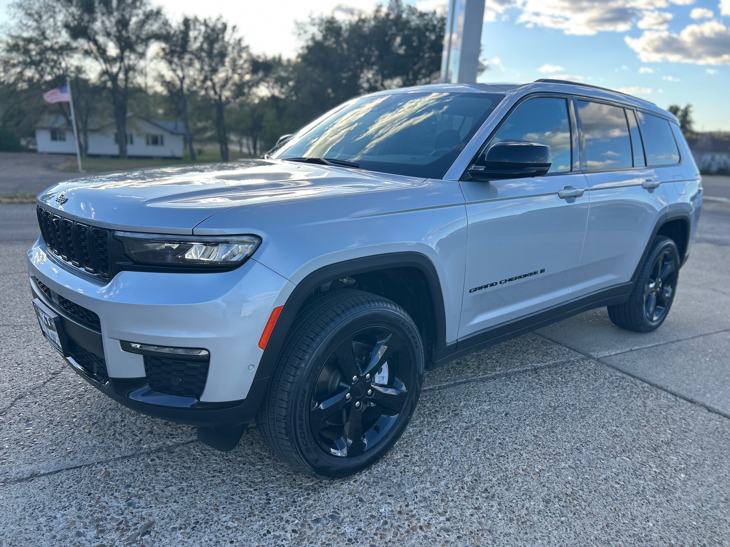 2025 Jeep Grand Cherokee L LIMITED 4X4 - Silver Zynith Paint exterior view 2