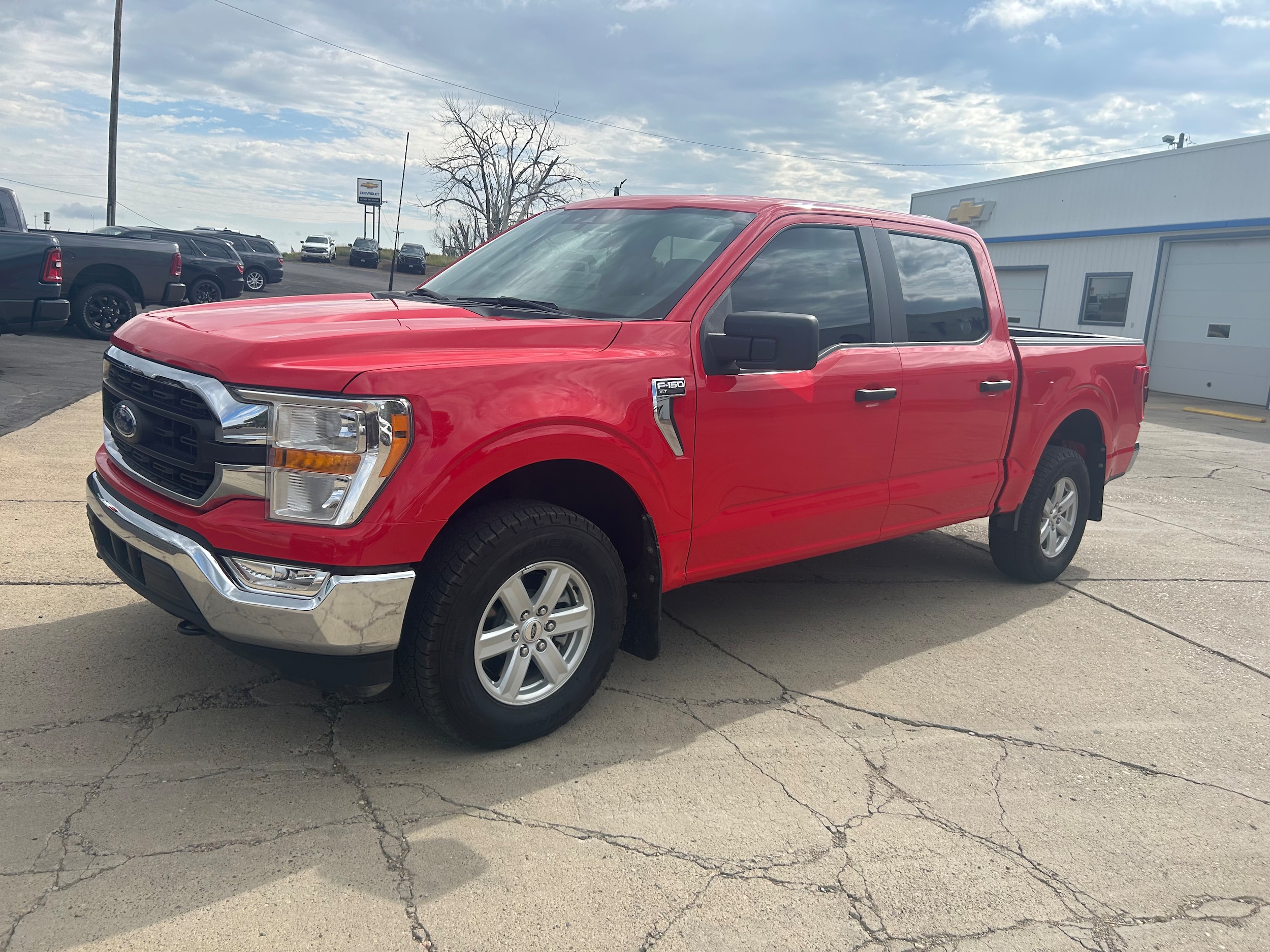 2022 Ford F-150 XLT - Red exterior view 4