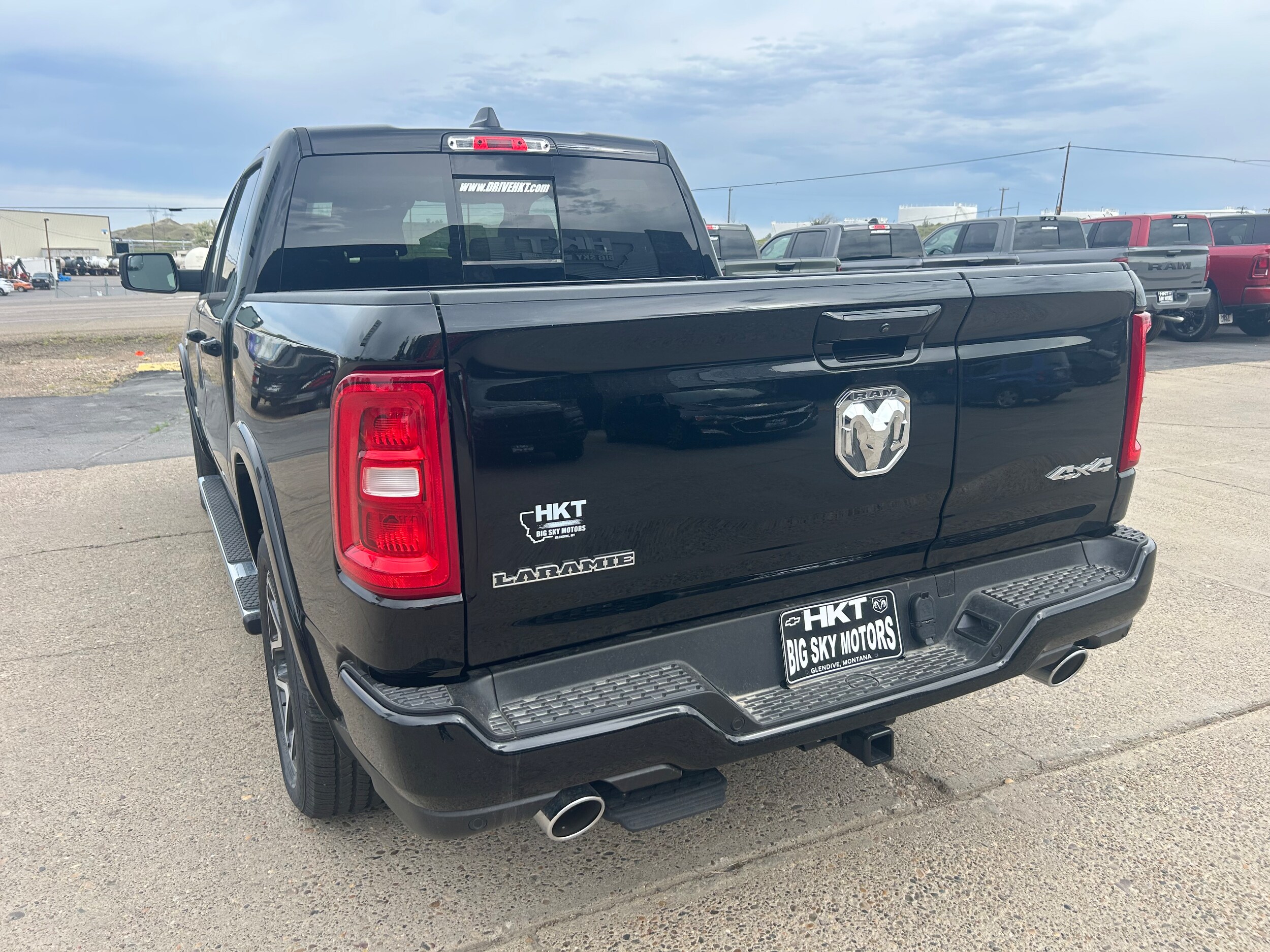2026 Ram 1500 LARAMIE CREW CAB 4X4 5'7 BOX - Diamond Black Crystal Pearl-Coat  Paint exterior view 5