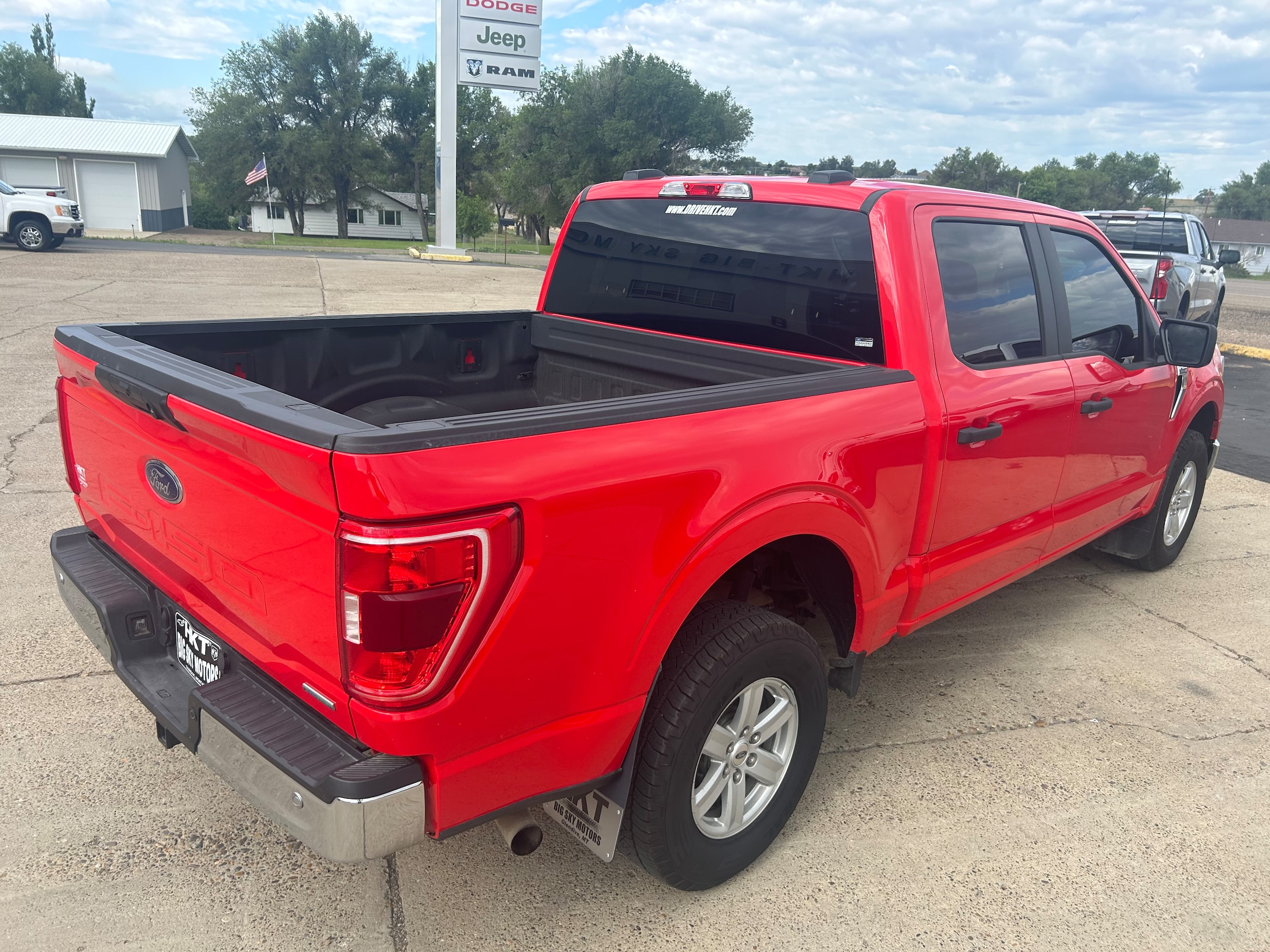 2022 Ford F-150 XLT - Red exterior view 9