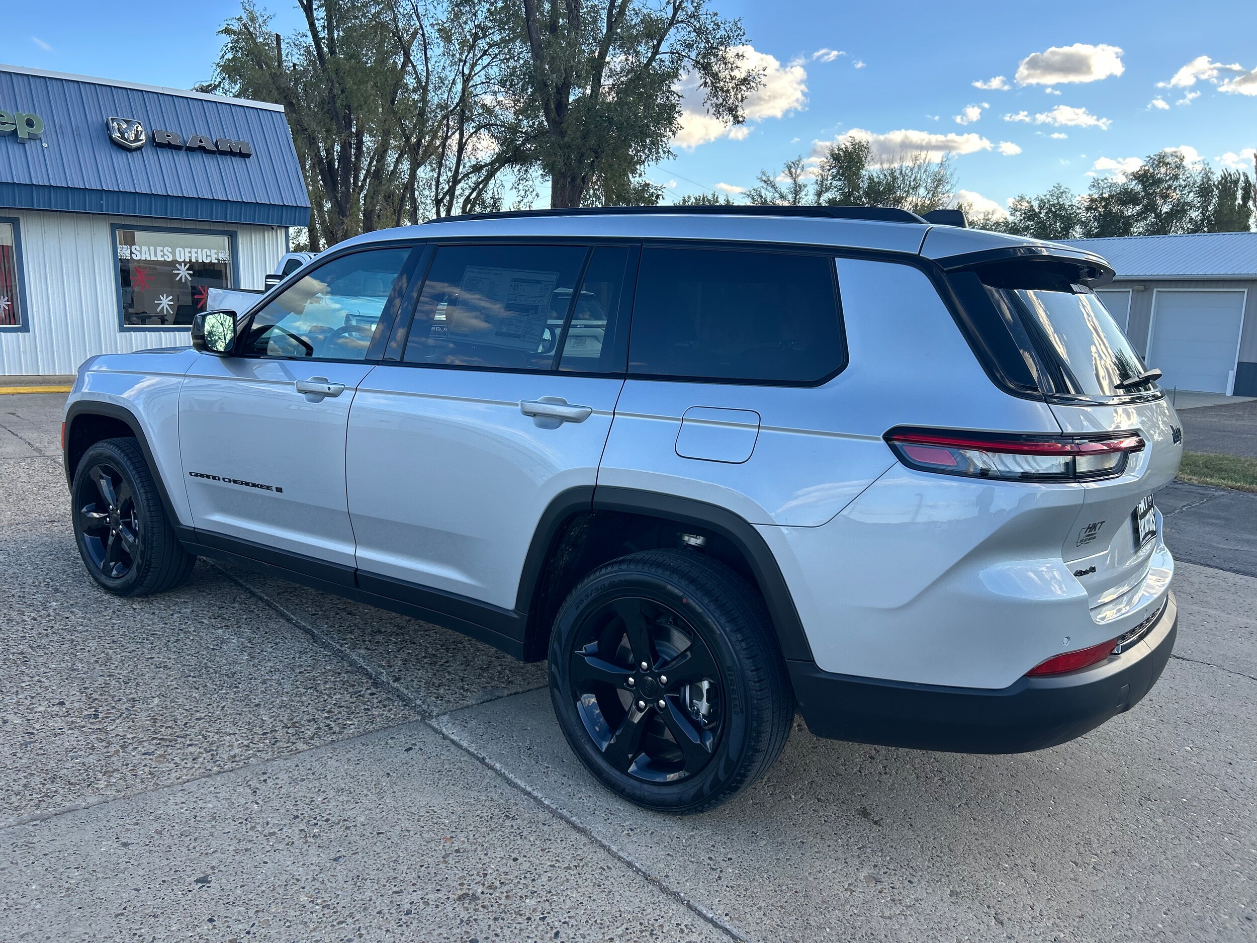 2025 Jeep Grand Cherokee L LIMITED 4X4 - Silver Zynith Paint exterior view 5