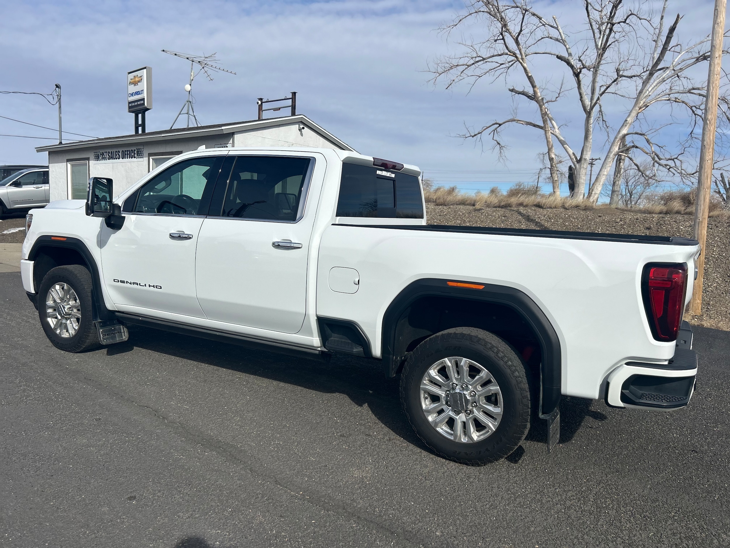 2022 GMC Sierra 2500 HD Denali - Summit White exterior view 4