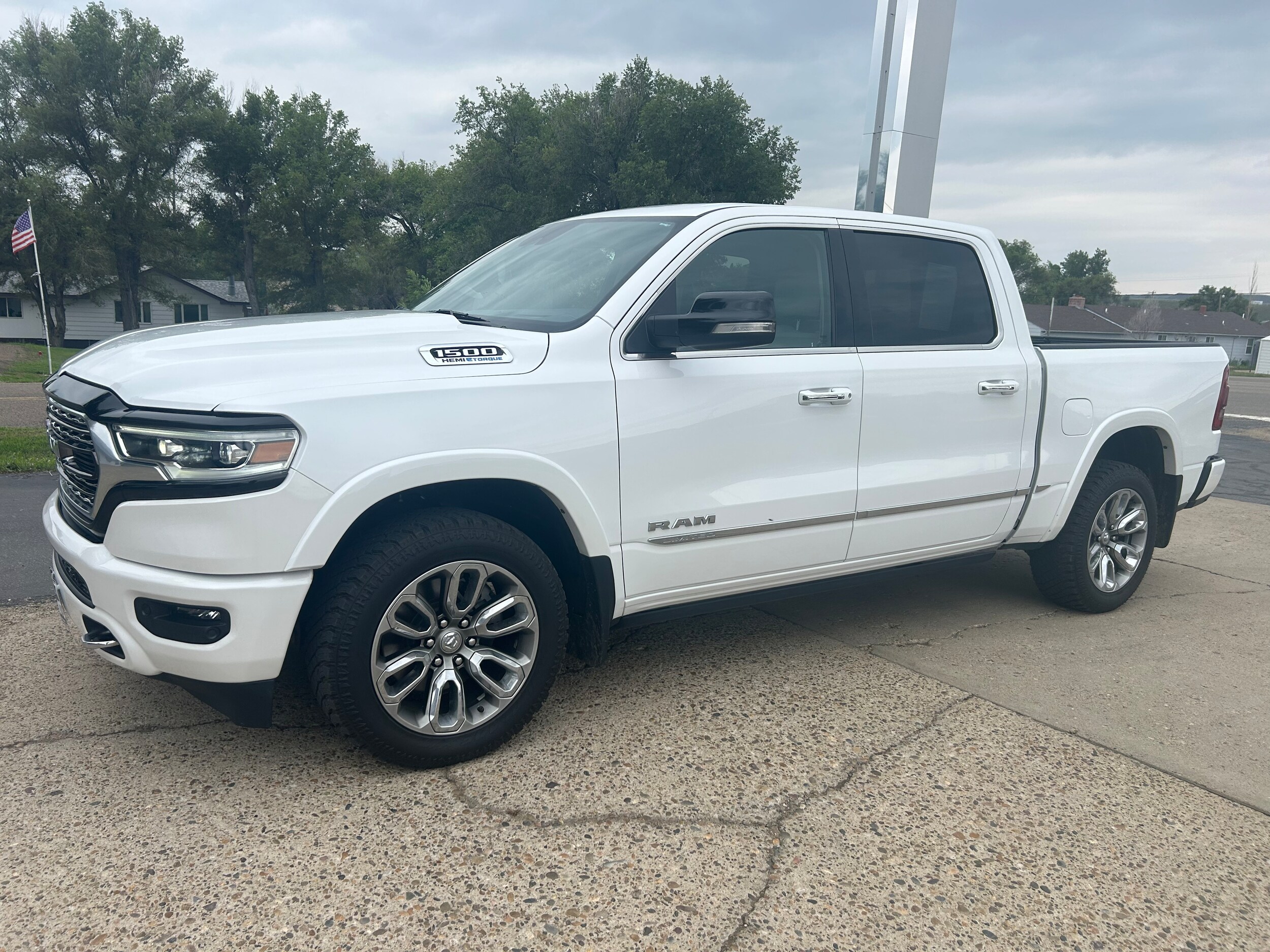 2022 Ram 1500 Limited photo 2