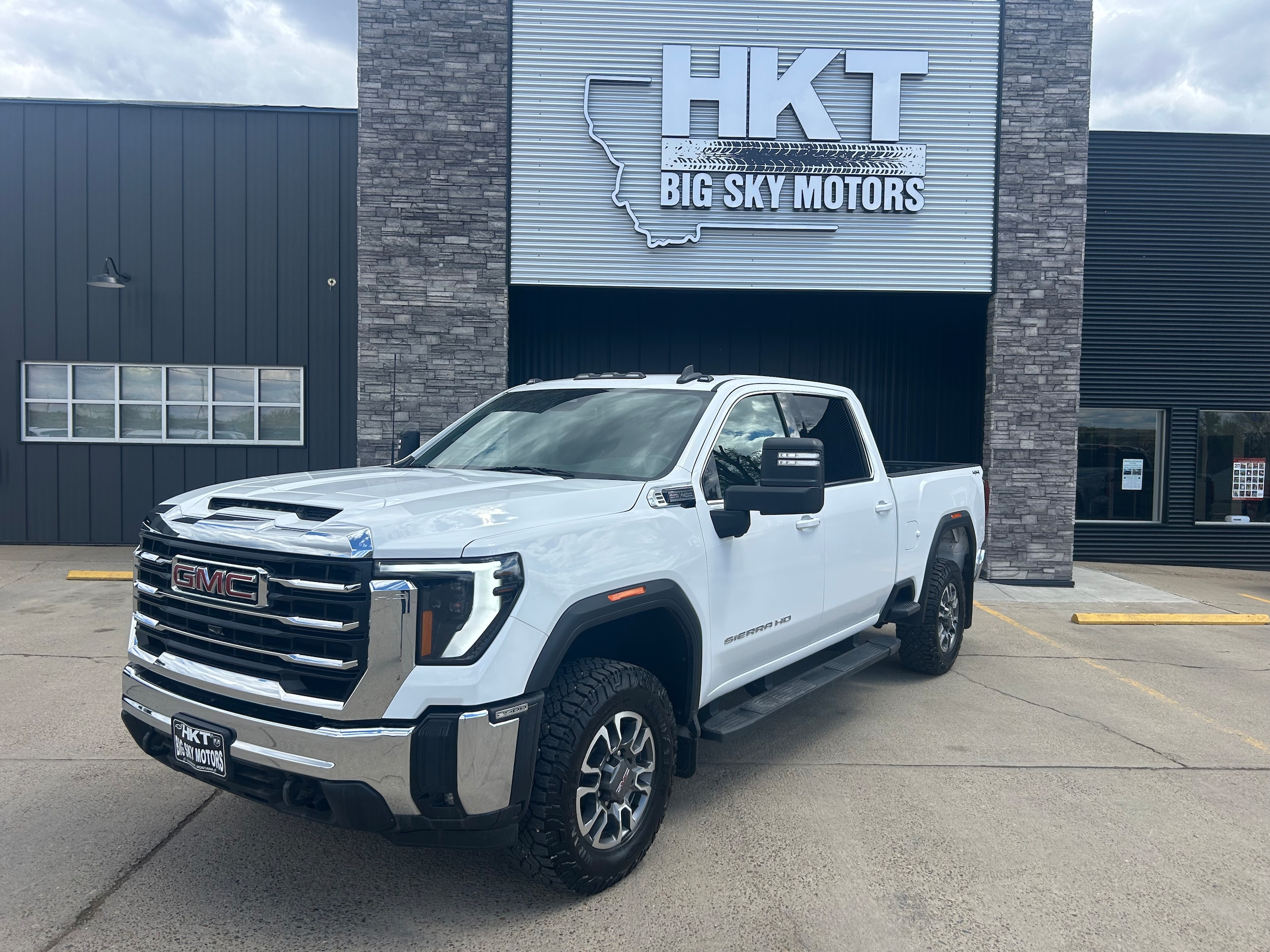 2024 GMC Sierra SLE 4WD Crew Cab Standard Box's photo