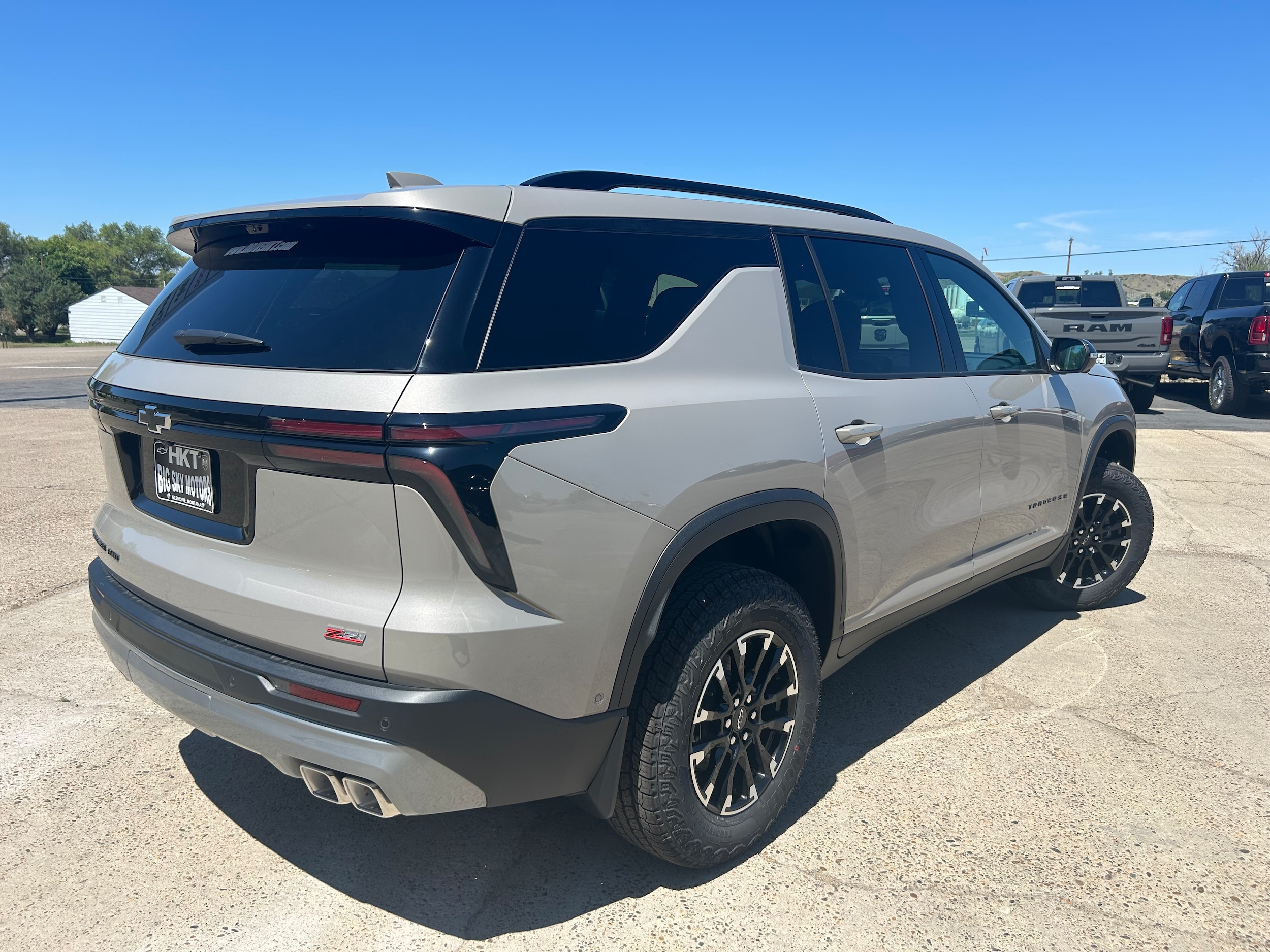 2026 Chevrolet Traverse Z71 - Sandstone Gray exterior view 4