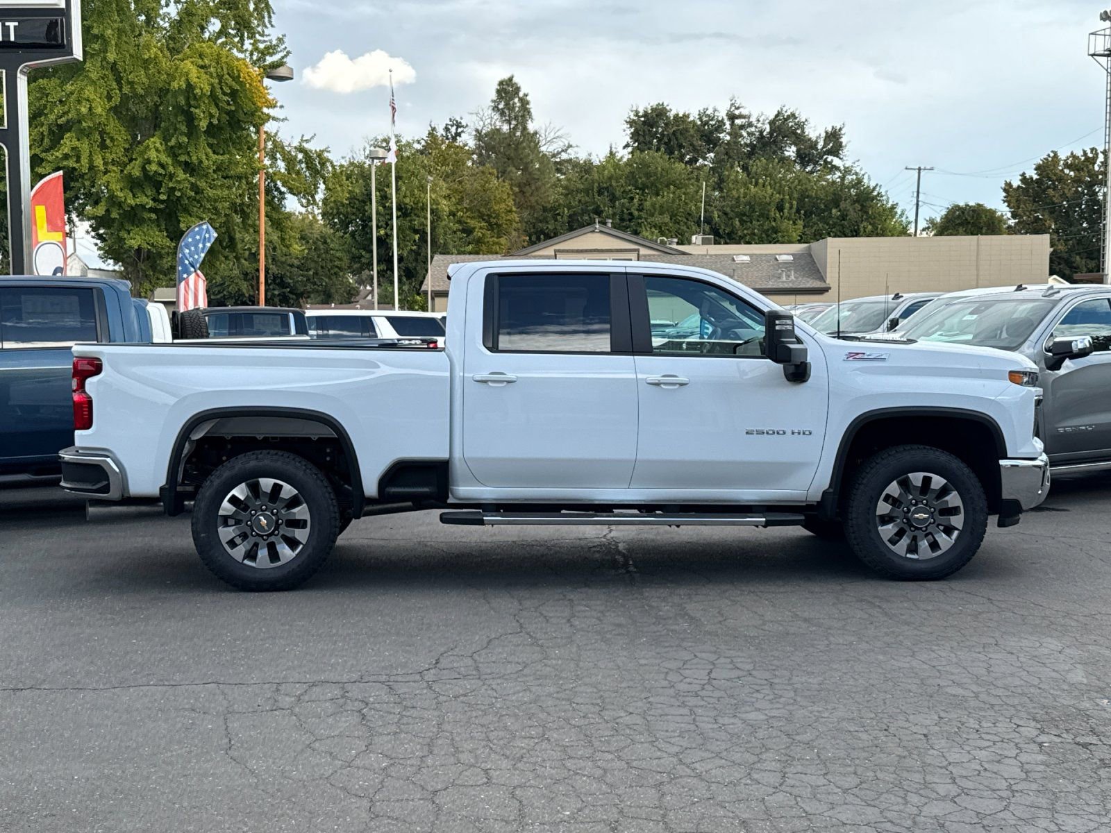 2025 Chevrolet Silverado 2500HD LT photo 2