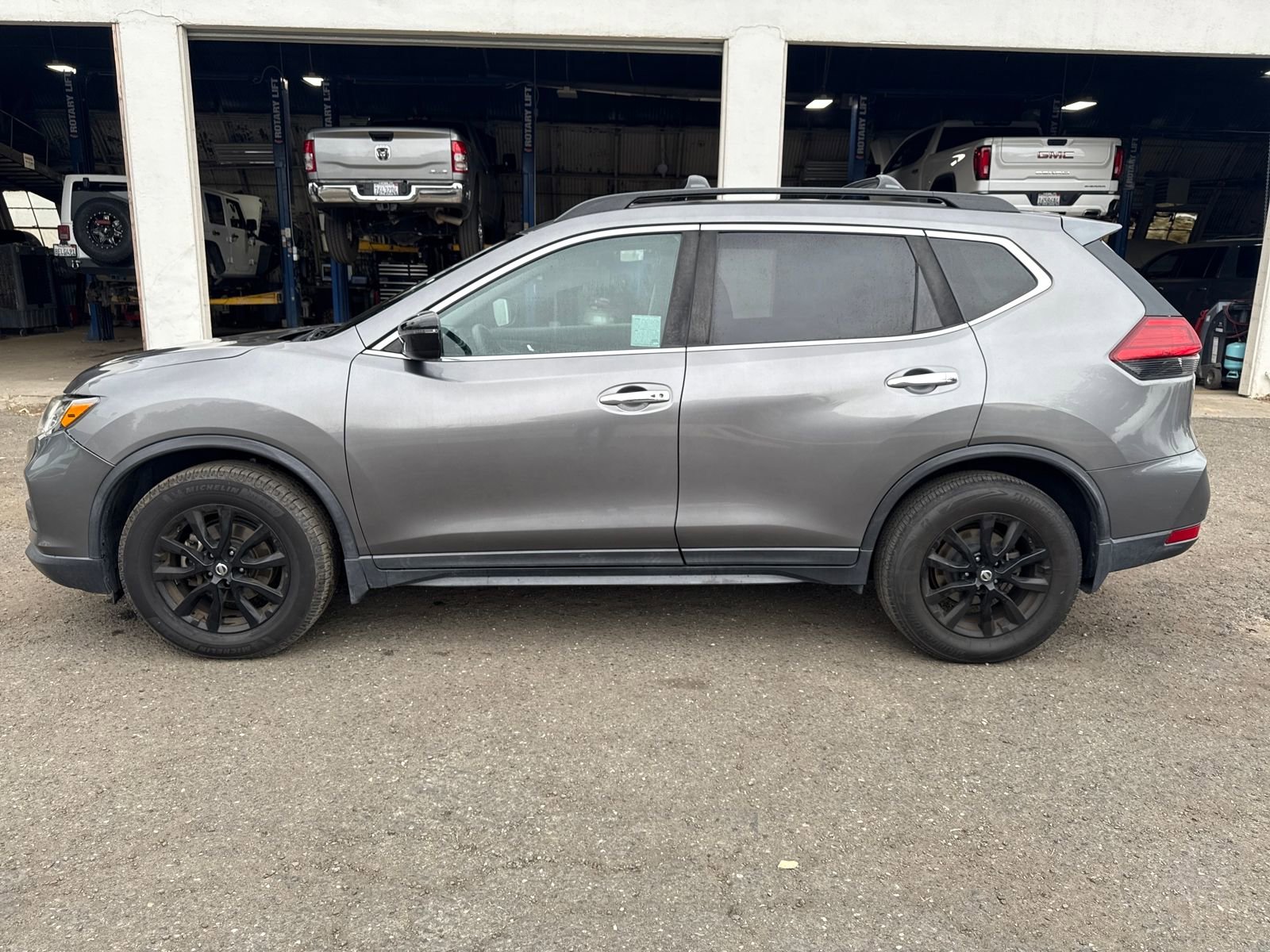 2017 Nissan Rogue SV photo 2
