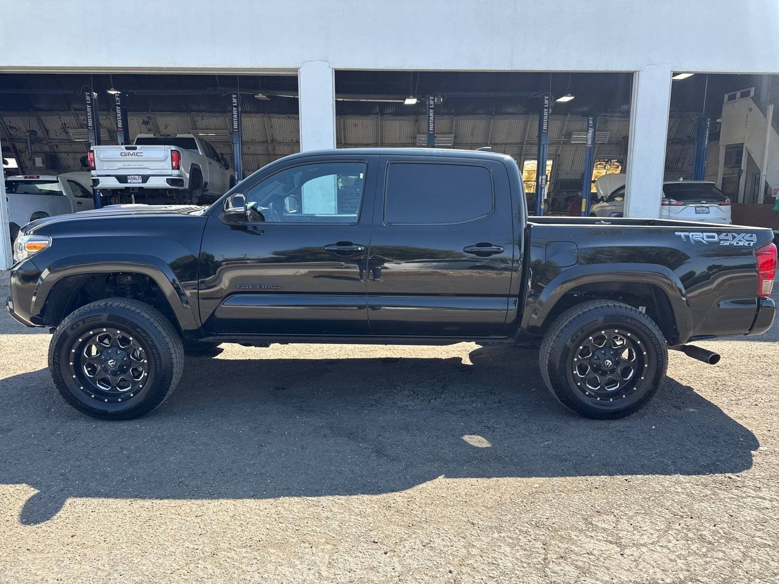 2017 Toyota Tacoma TRD Sport photo 2