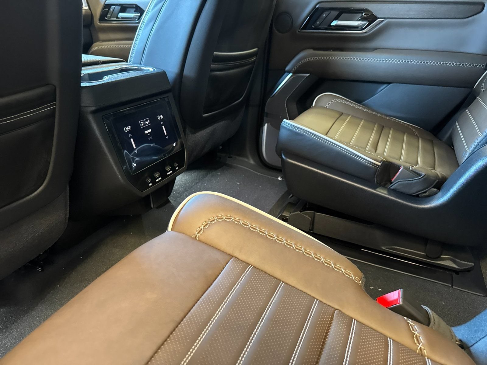 2026 GMC Yukon Denali Ultimate - Photo 12