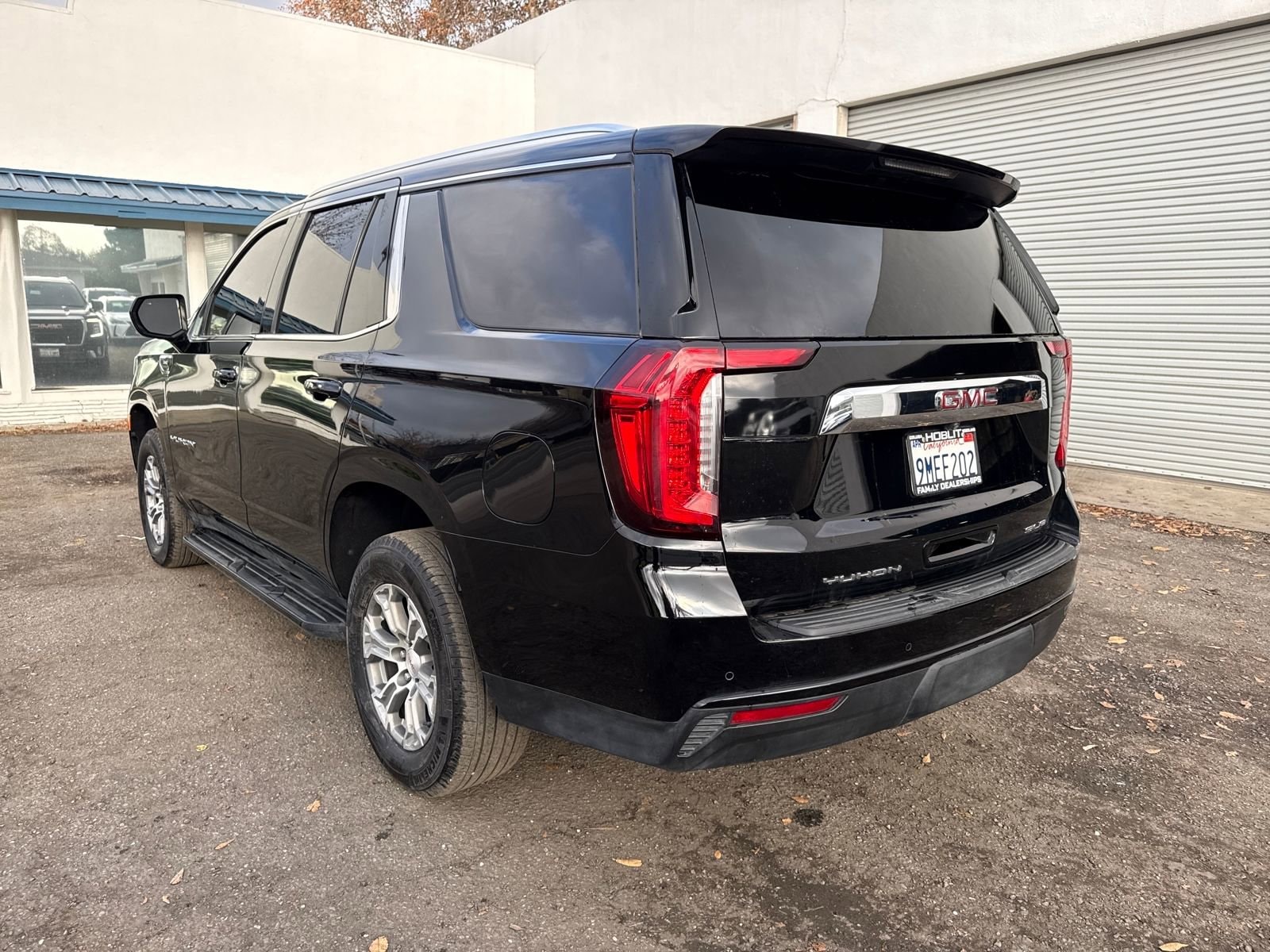 2024 GMC Yukon SLE photo 2