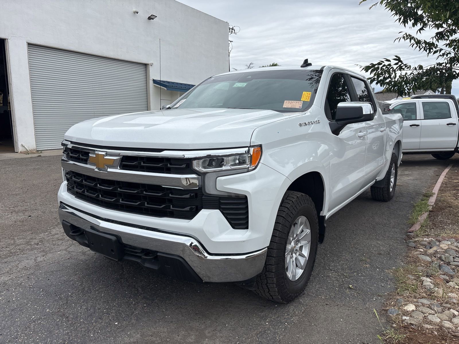 2023 Chevrolet Silverado 1500 LT photo 2