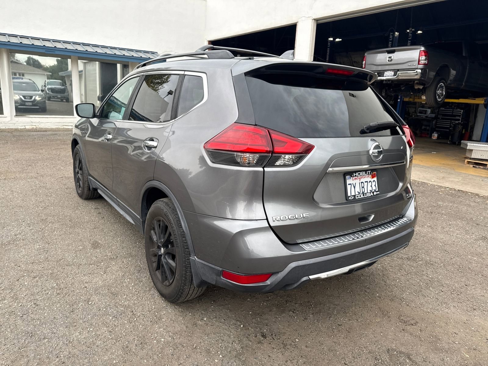 2017 Nissan Rogue SV photo 3