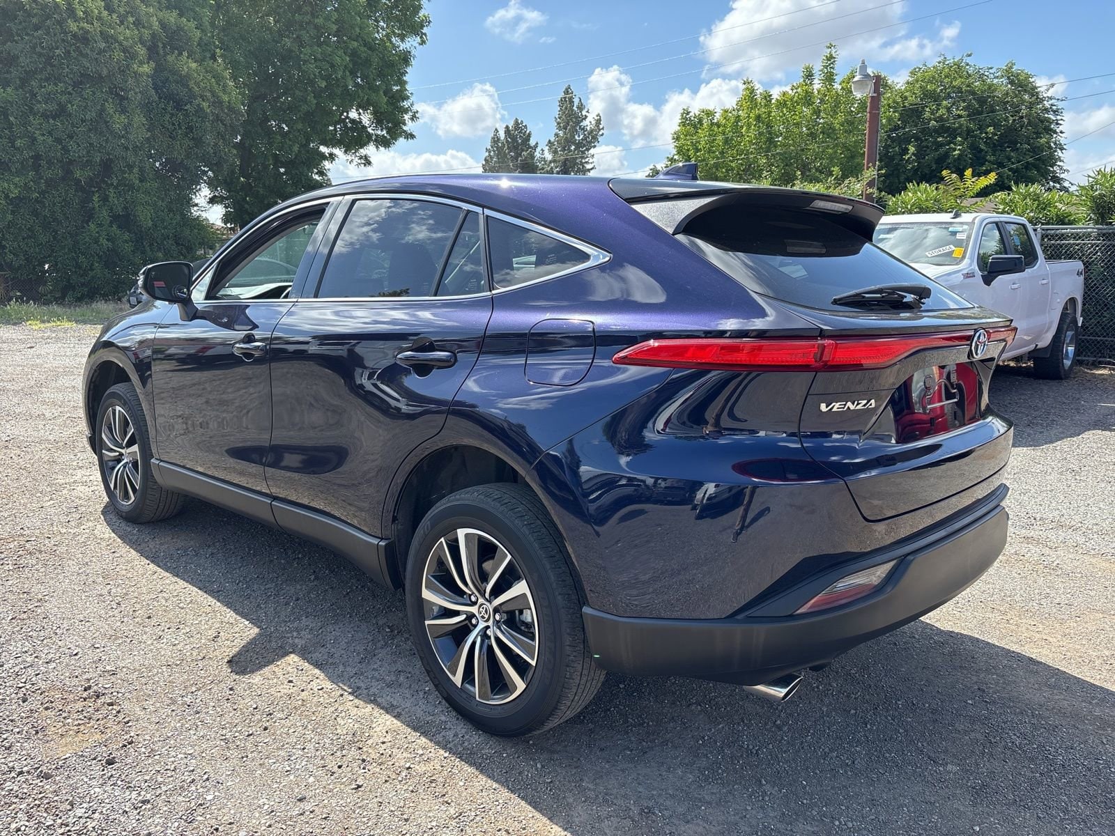 2024 Toyota Venza LE photo 3