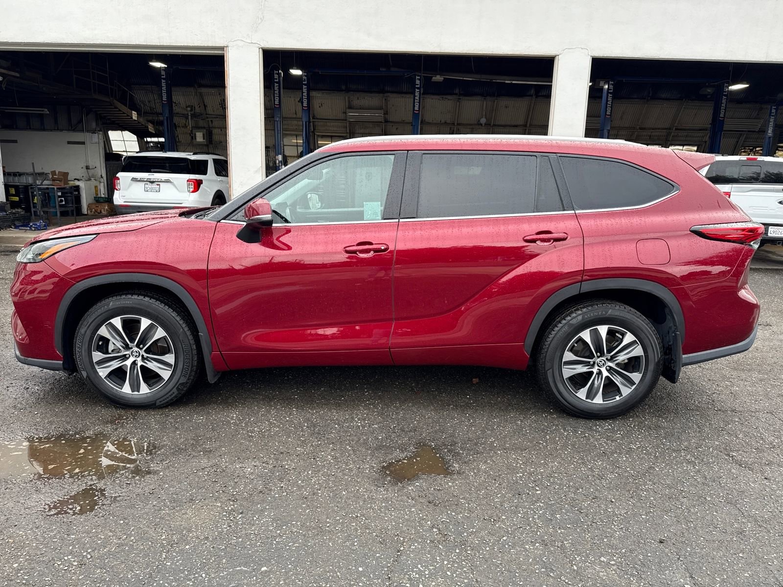 2022 Toyota Highlander XLE photo 2