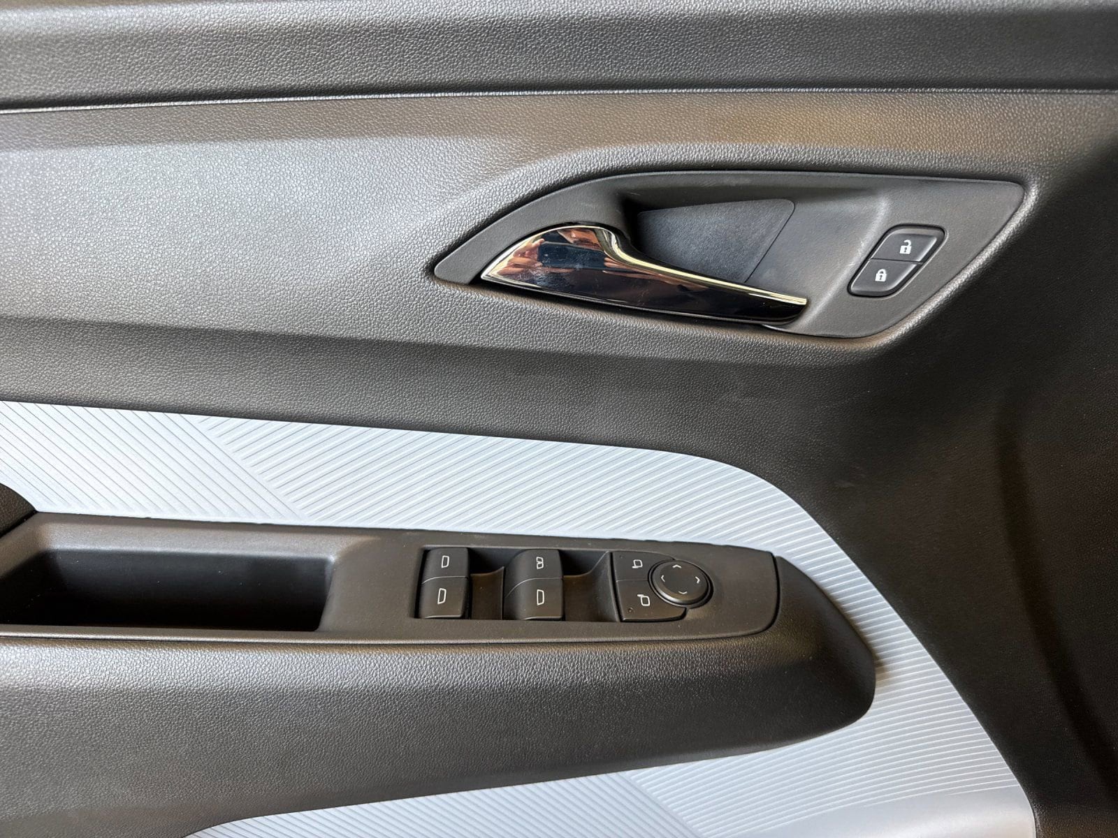 2027 Chevrolet Bolt LT - Photo 10