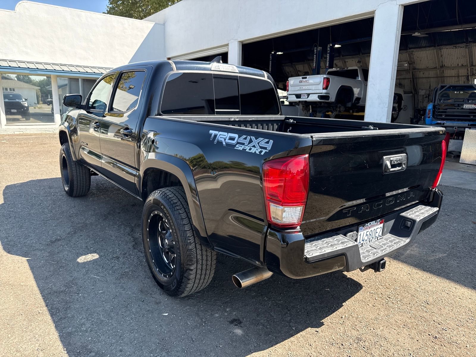 2017 Toyota Tacoma TRD Sport photo 3