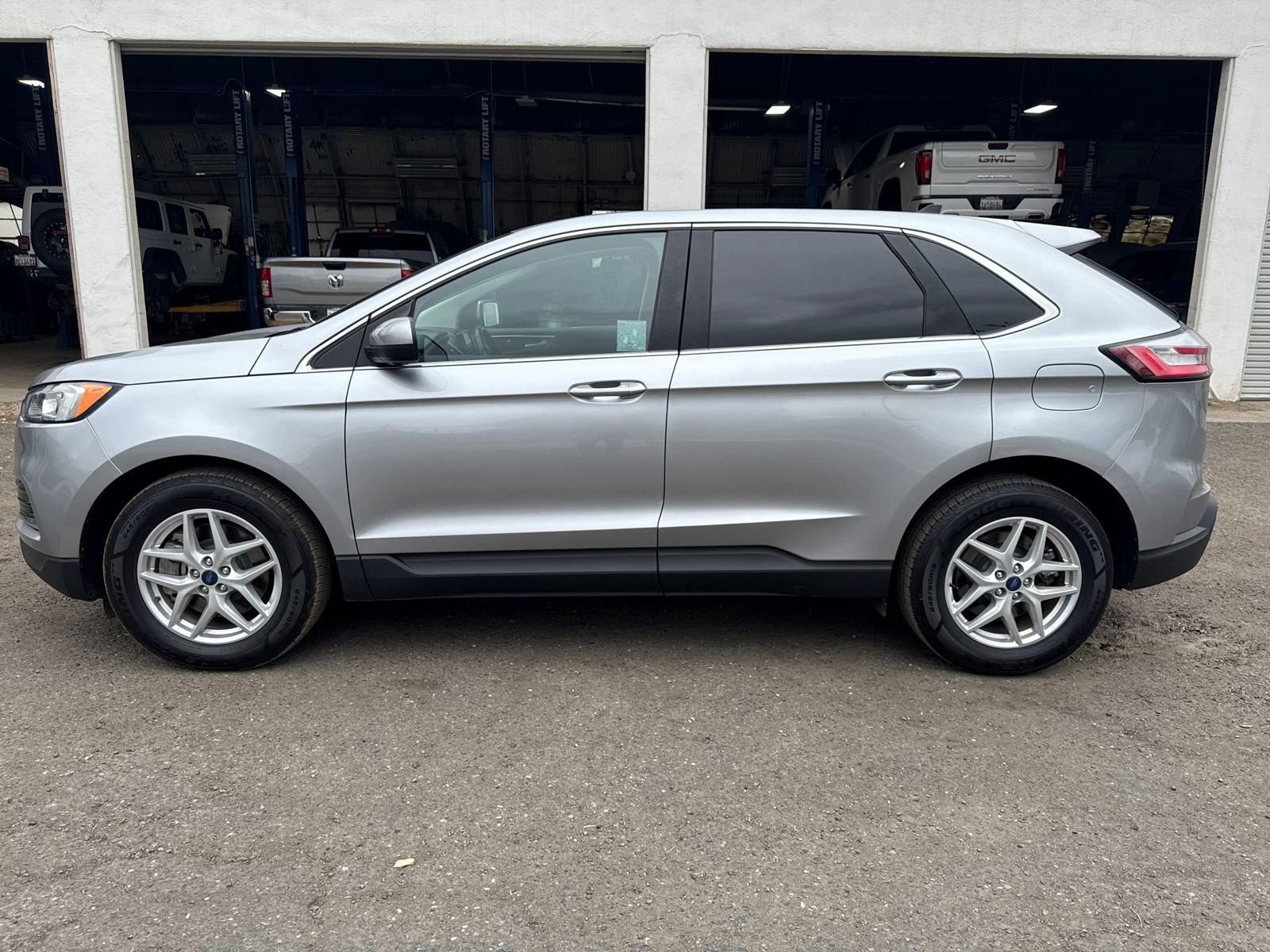 2022 Ford Edge SEL photo 3