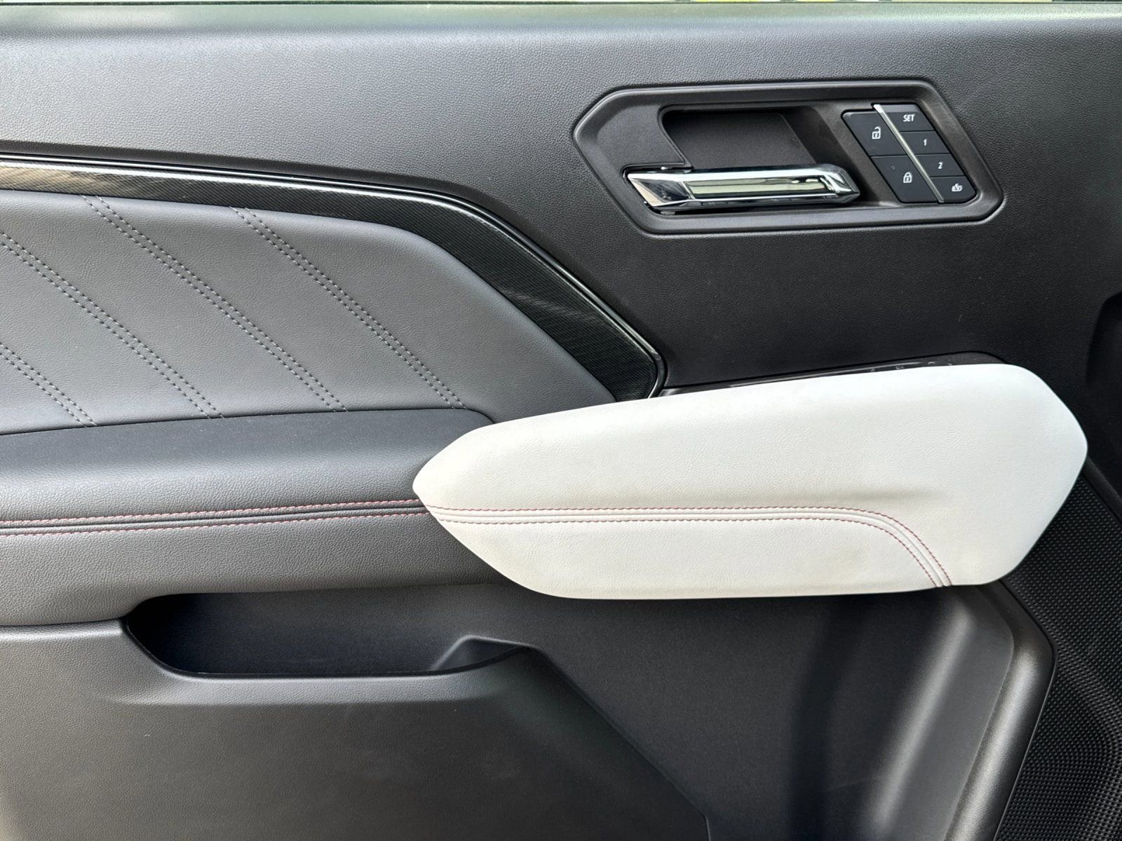 2024 GMC Canyon AT4X - Photo 10