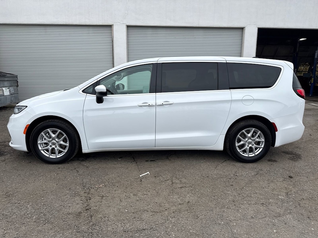 Used 2023 Chrysler Pacifica Touring L Minivan