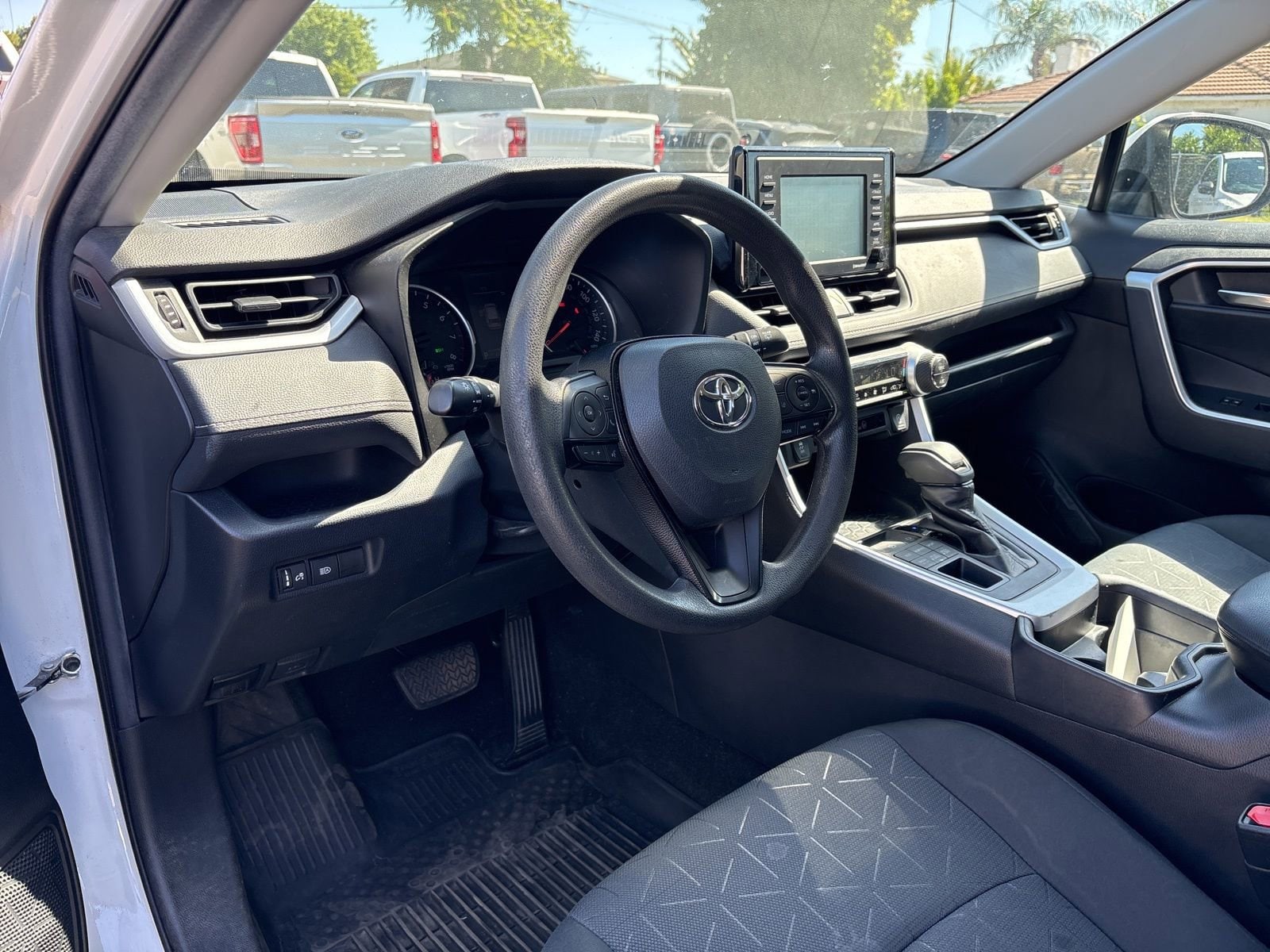 2020 Toyota RAV4 XLE photo 5