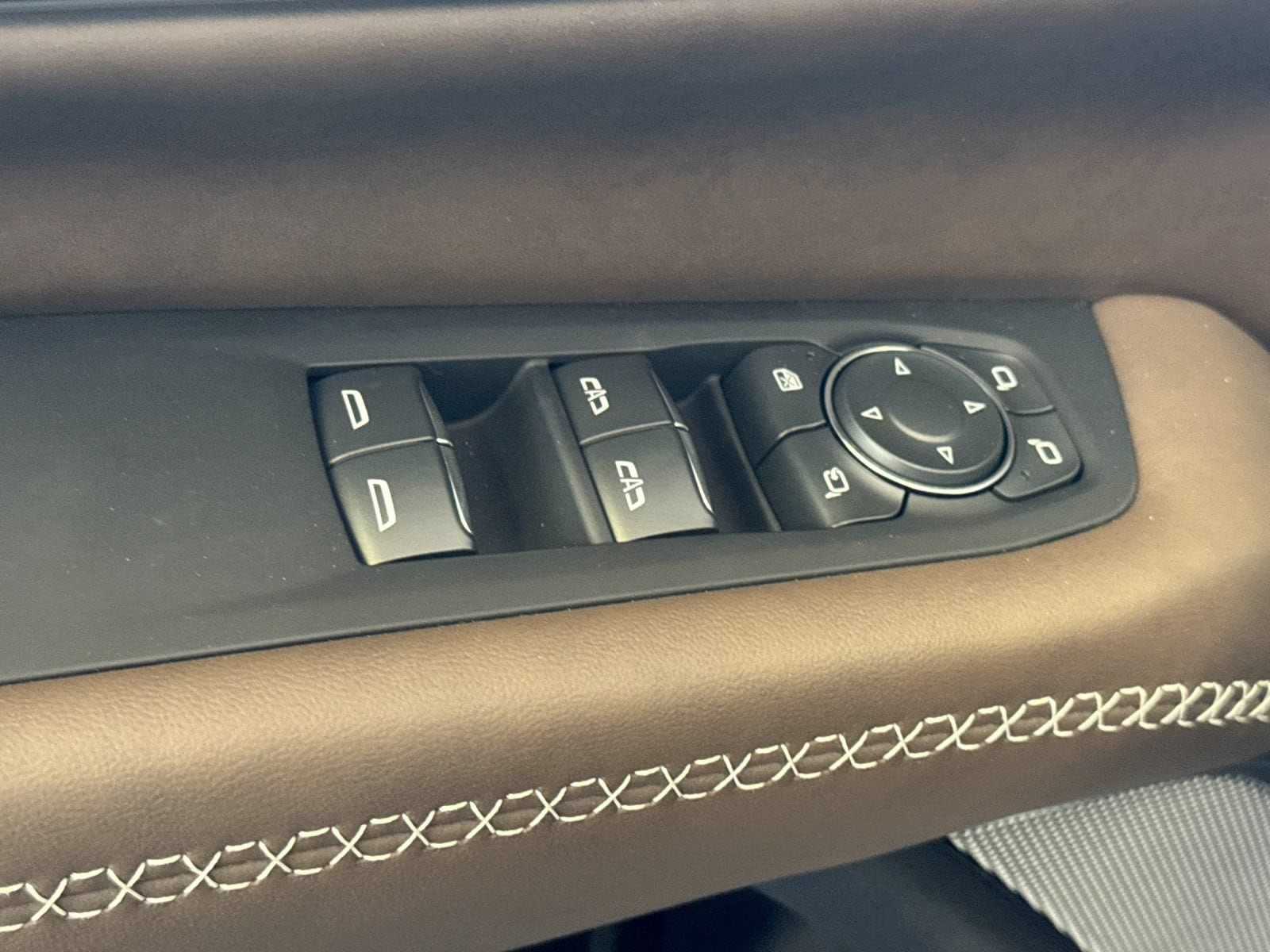 2026 GMC Yukon Denali Ultimate - Photo 11