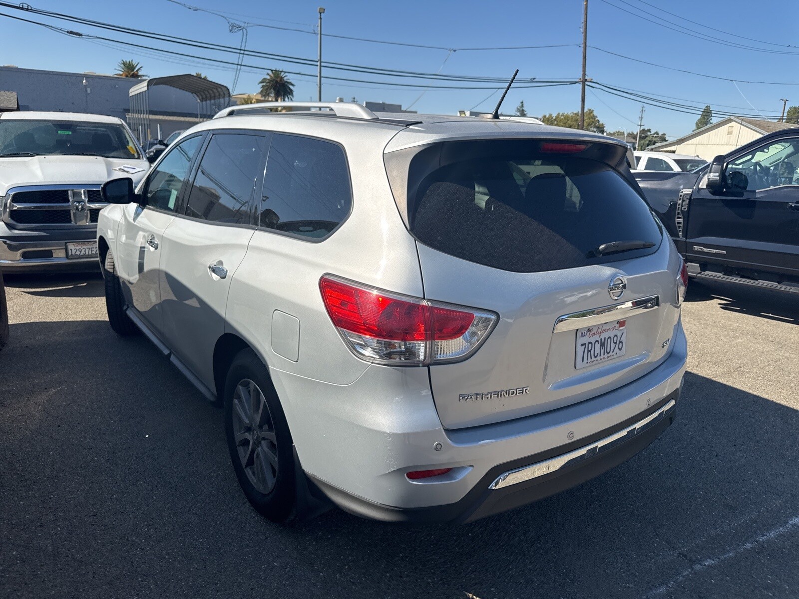 2016 Nissan Pathfinder SV photo 2