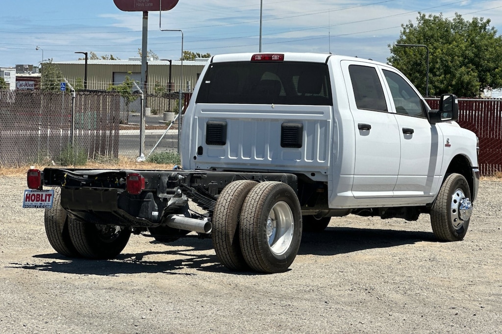 New 2025 Ram 3500 Chassis Cab 3500 TRADESMAN CREW CAB CHASSIS 4X4 60' CA Pickup