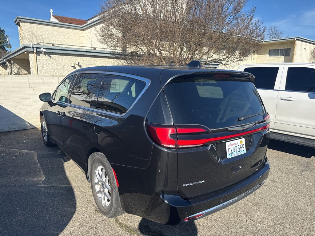 Used 2023 Chrysler Pacifica Touring L Minivan/Van