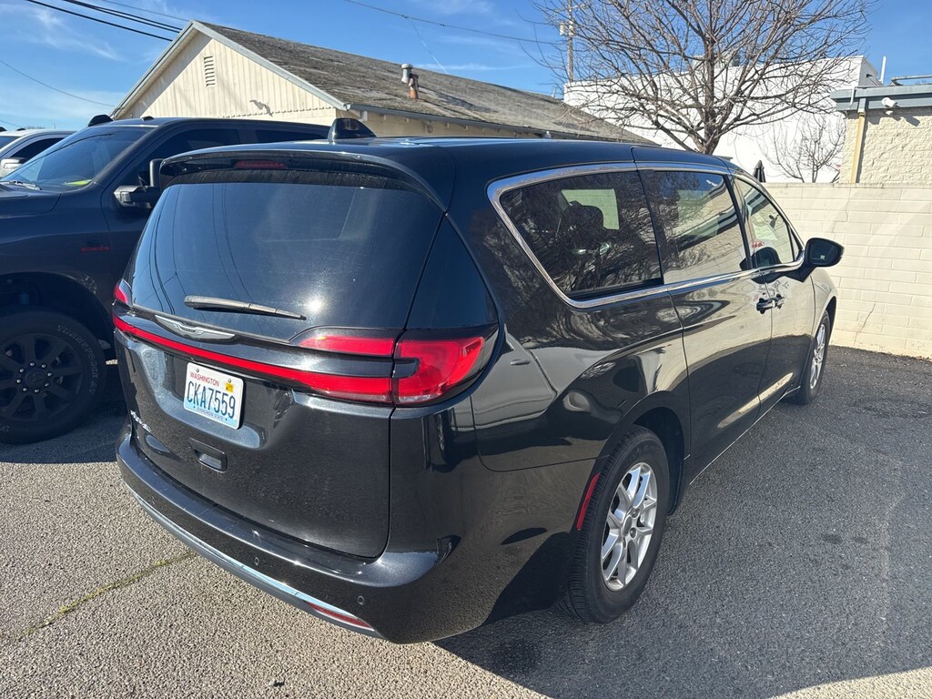 Used 2023 Chrysler Pacifica Touring L Minivan/Van