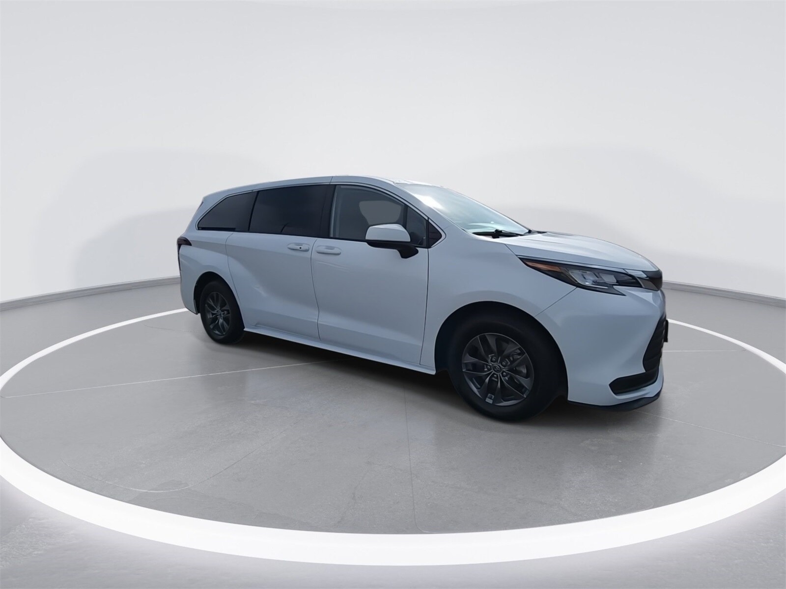 2022 Toyota Sienna LE photo 2
