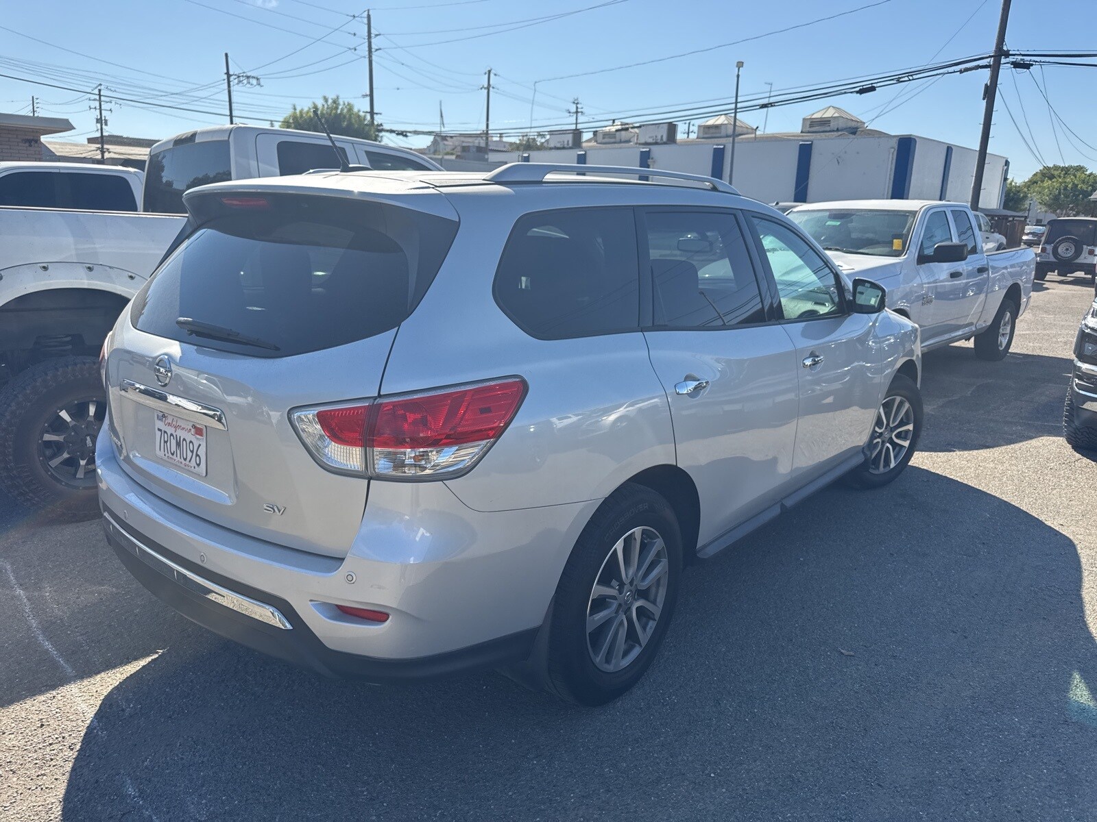2016 Nissan Pathfinder SV photo 3
