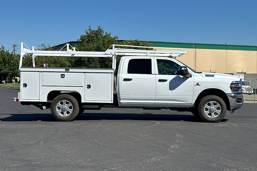 New 2025 Ram 3500 Chassis Cab 3500 TRADESMAN CREW CAB CHASSIS 4X4 60' CA Pickup