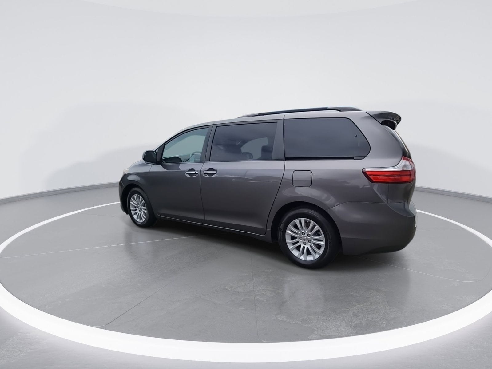 2015 Toyota Sienna XLE 8 Passenger photo 5