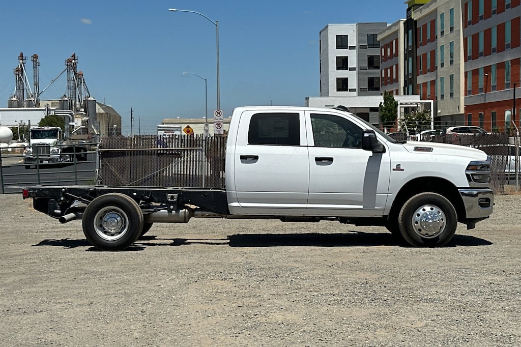 New 2025 Ram 3500 Chassis Cab 3500 TRADESMAN CREW CAB CHASSIS 4X4 60' CA Pickup