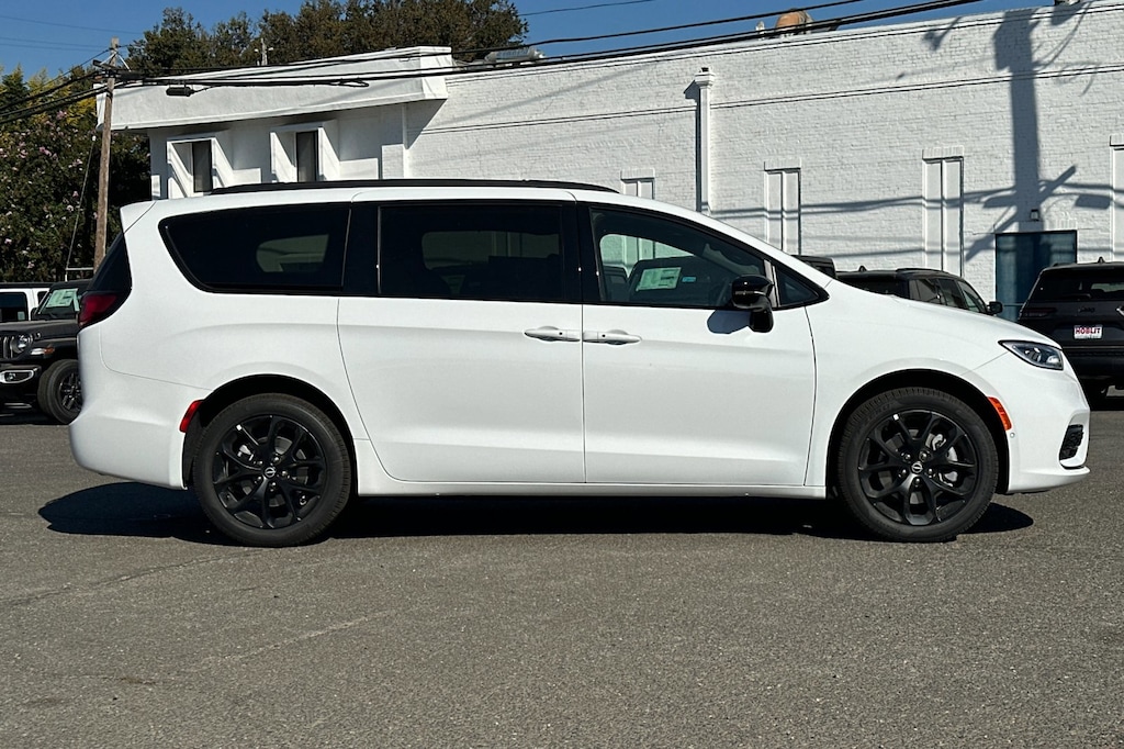 New 2026 Chrysler Pacifica LIMITED AWD Passenger Van