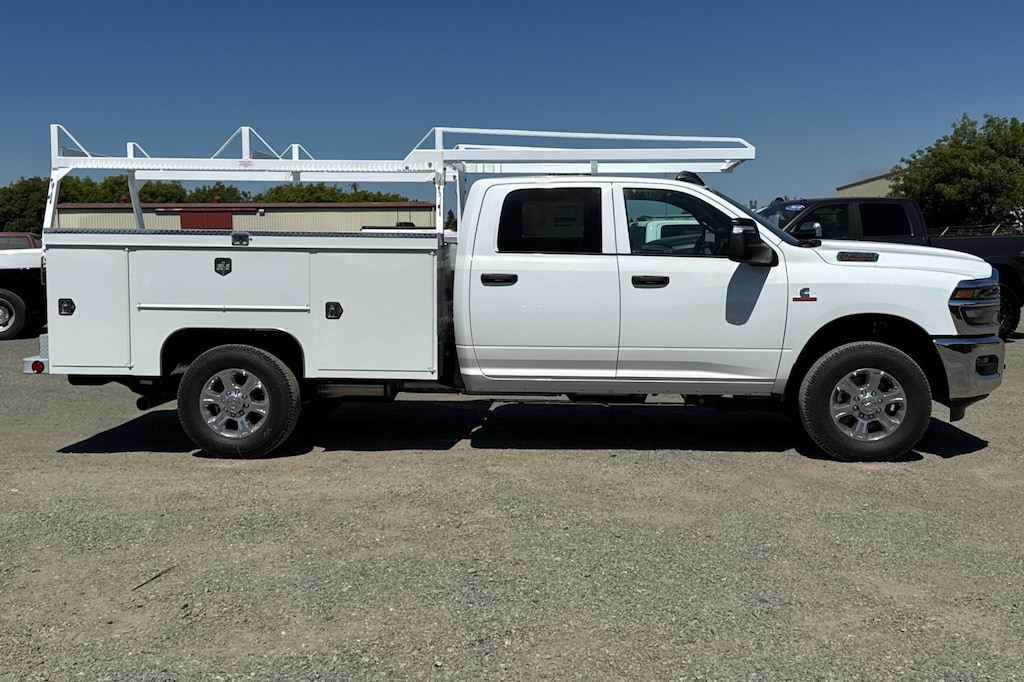 New 2025 Ram 3500 Chassis Cab 3500 TRADESMAN CREW CAB CHASSIS 4X4 60' CA Pickup